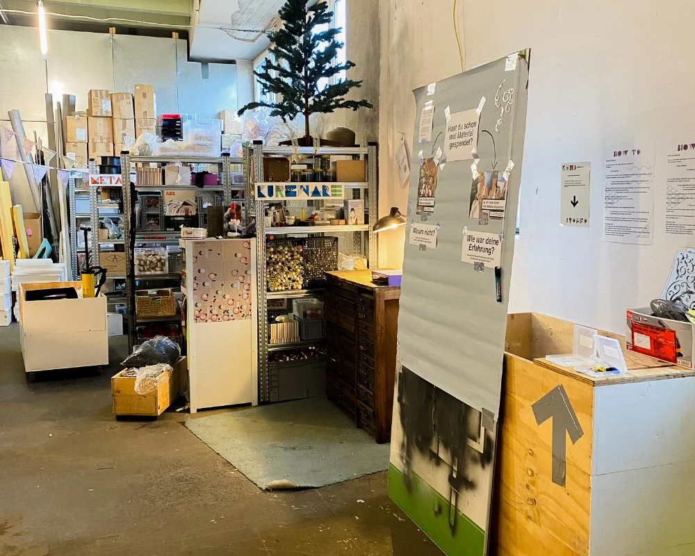 Warehouse with used materials and a pinboard with a survey 