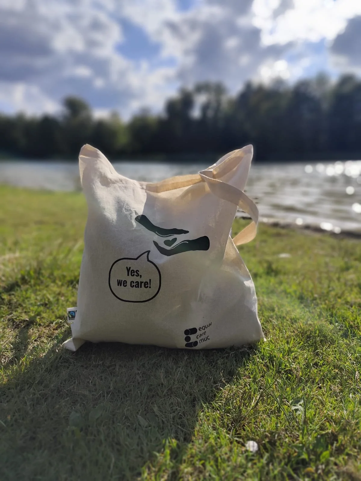 Foto von Stoffbeutel mit einem print mit einem natürlichen Hintergrund am See