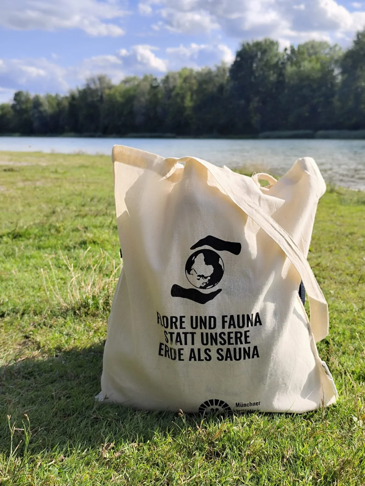Foto von Stoffbeutel mit einem Print und in einem natürlichen Hintergund