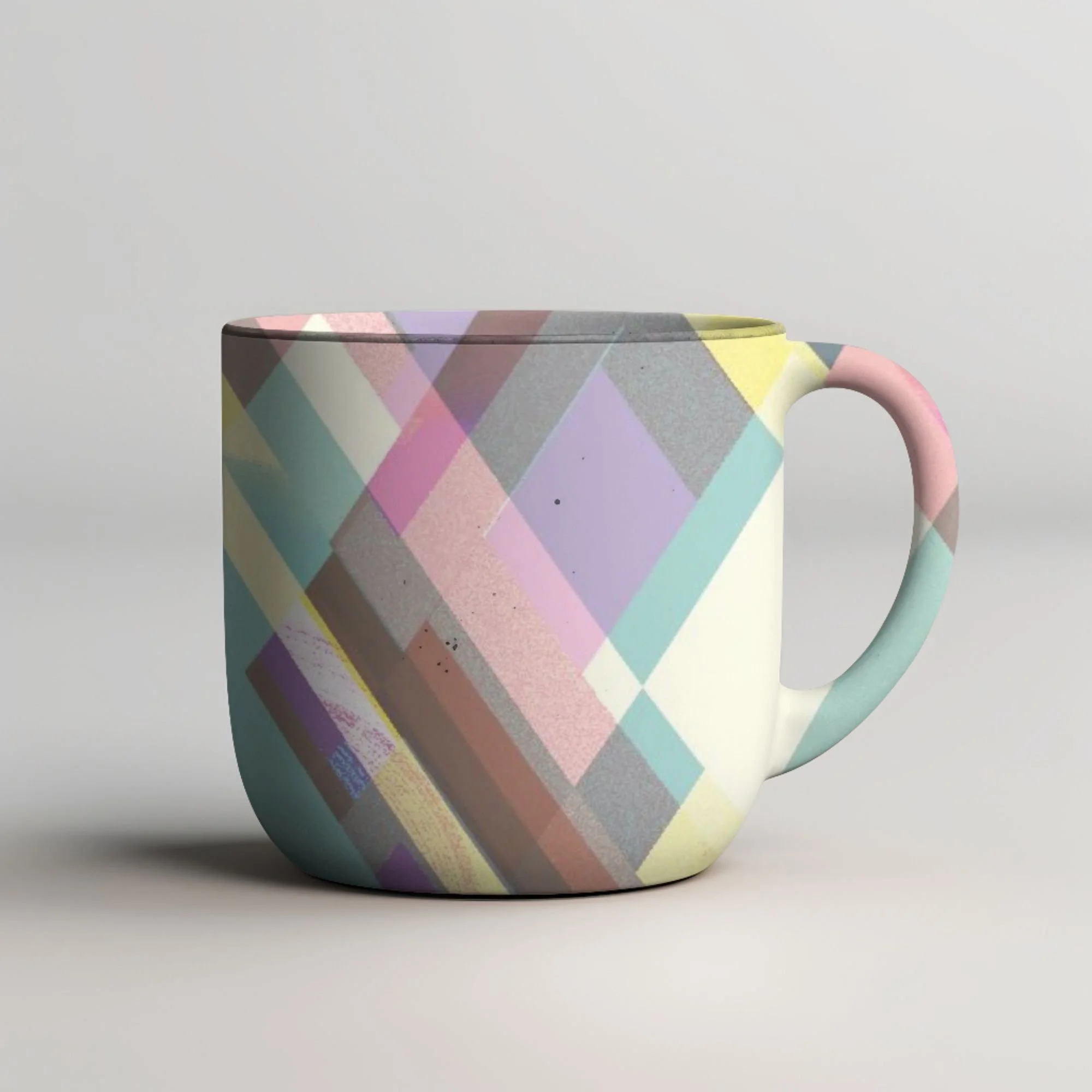 Tasse mit buntem, geometrischem Muster auf weißem Hintergrund