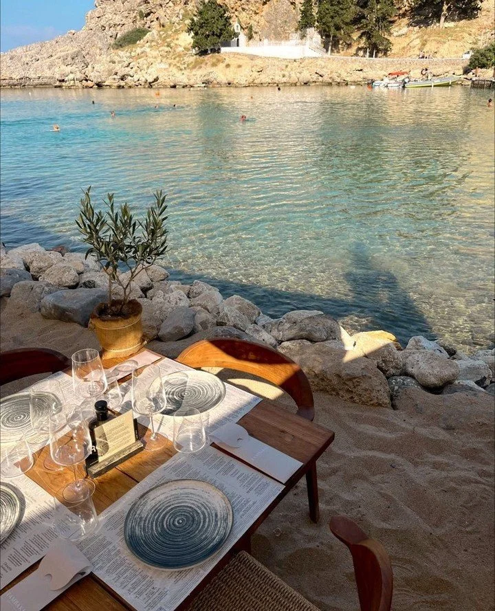 A stroll to the beach, where the finest views and seaside dining await.
⁠
@tambakio