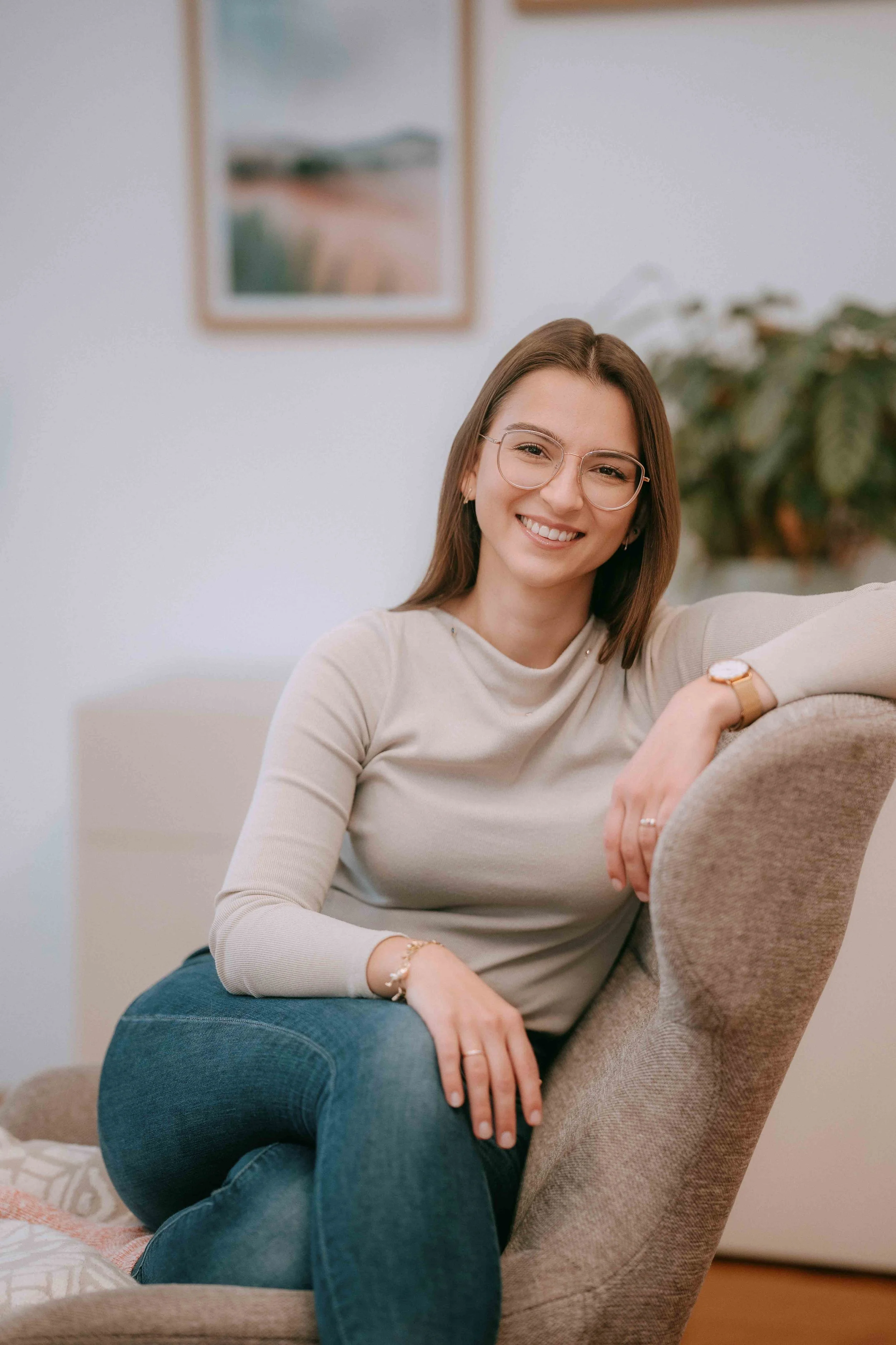 Klinische Psychologin Fabienne Urschinger in ruhiger Praxisumgebung