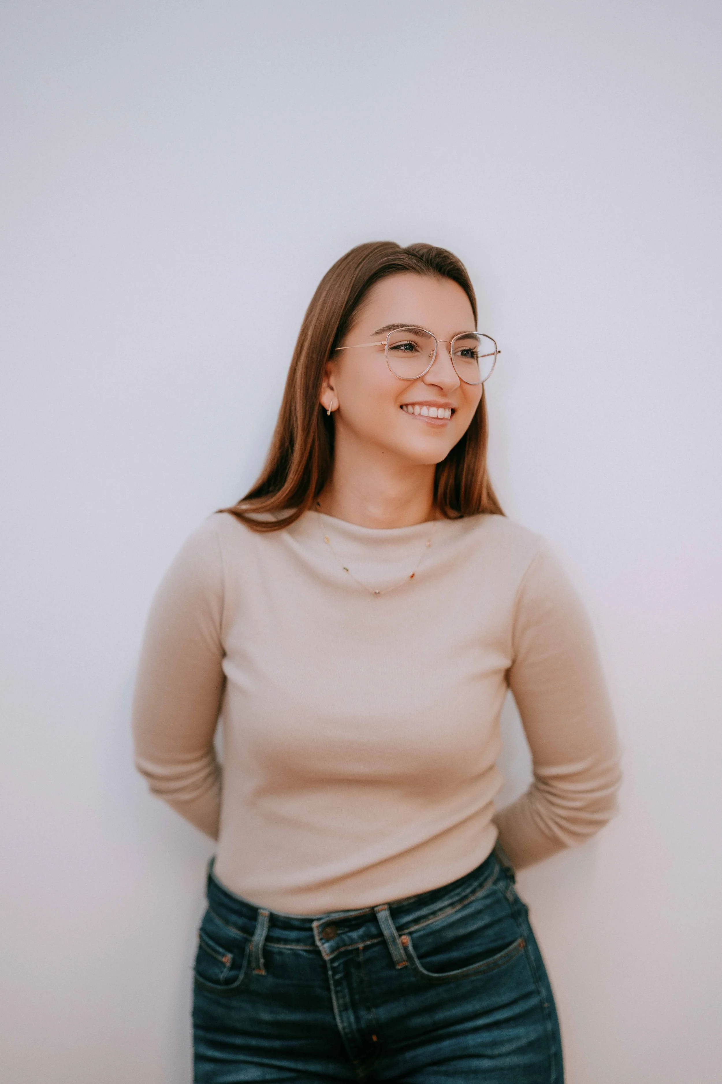 Porträt einer klinischen Psychologin mit freundlichem Blick in heller Umgebung