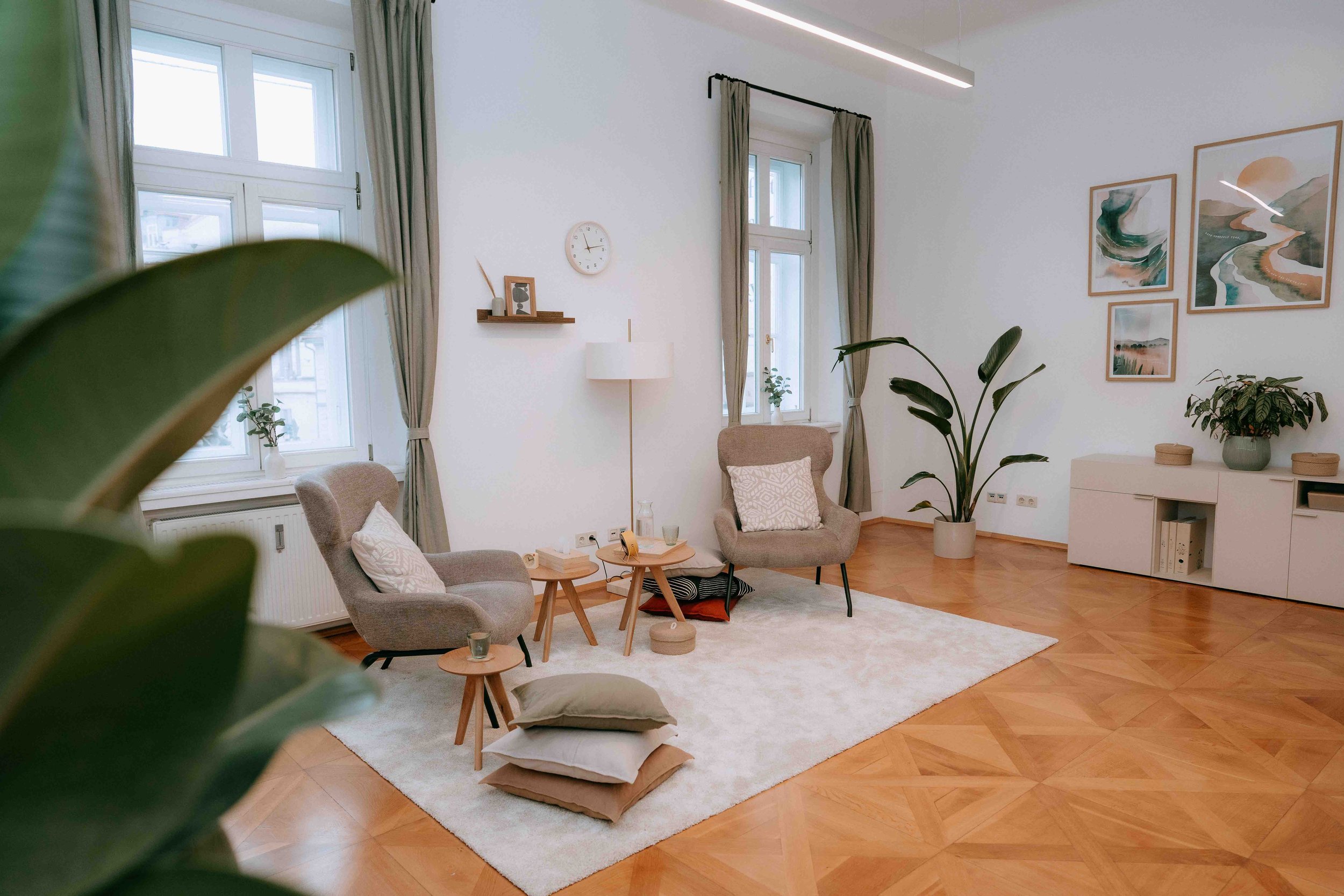 Heller Praxisraum für psychologische Therapie mit Sitzgelegenheit