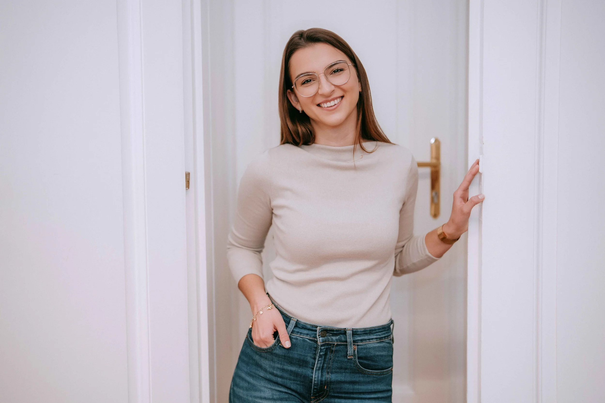 Klinische Psychologin Fabienne Urschinger in ruhiger Praxisumgebung