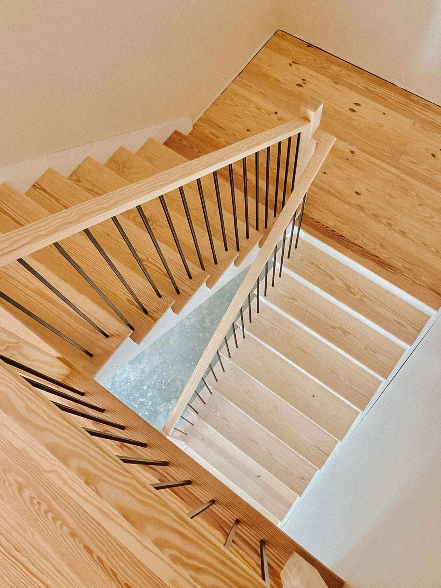 This pine staircase and handrail system is a great example of how you can keep a project cost-effective without sacrificing quality. Ready to be stained and finished to fit the home perfectly. Thanks to Precision Stairworks for the great install.

📍