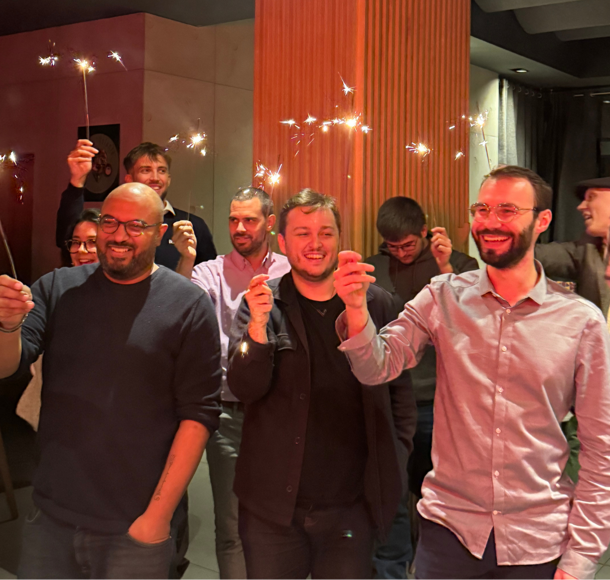 Nos ikiviens lillois sont réunis pour célébrer les 3 ans de l'entreprise. Plusieurs d'entre eux ont des feux de bengale en main