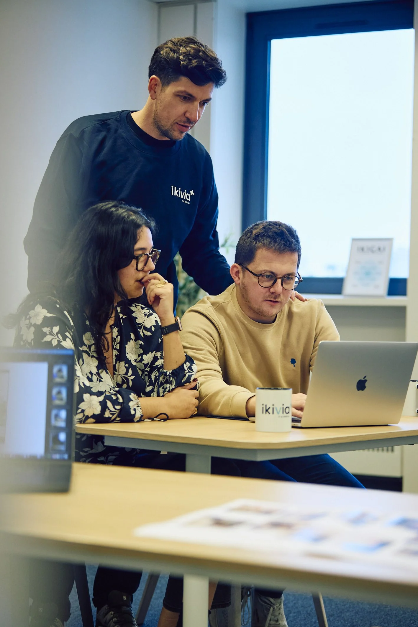 Deux collaborateurs travaillent sur le bilan annuel d'un consultant