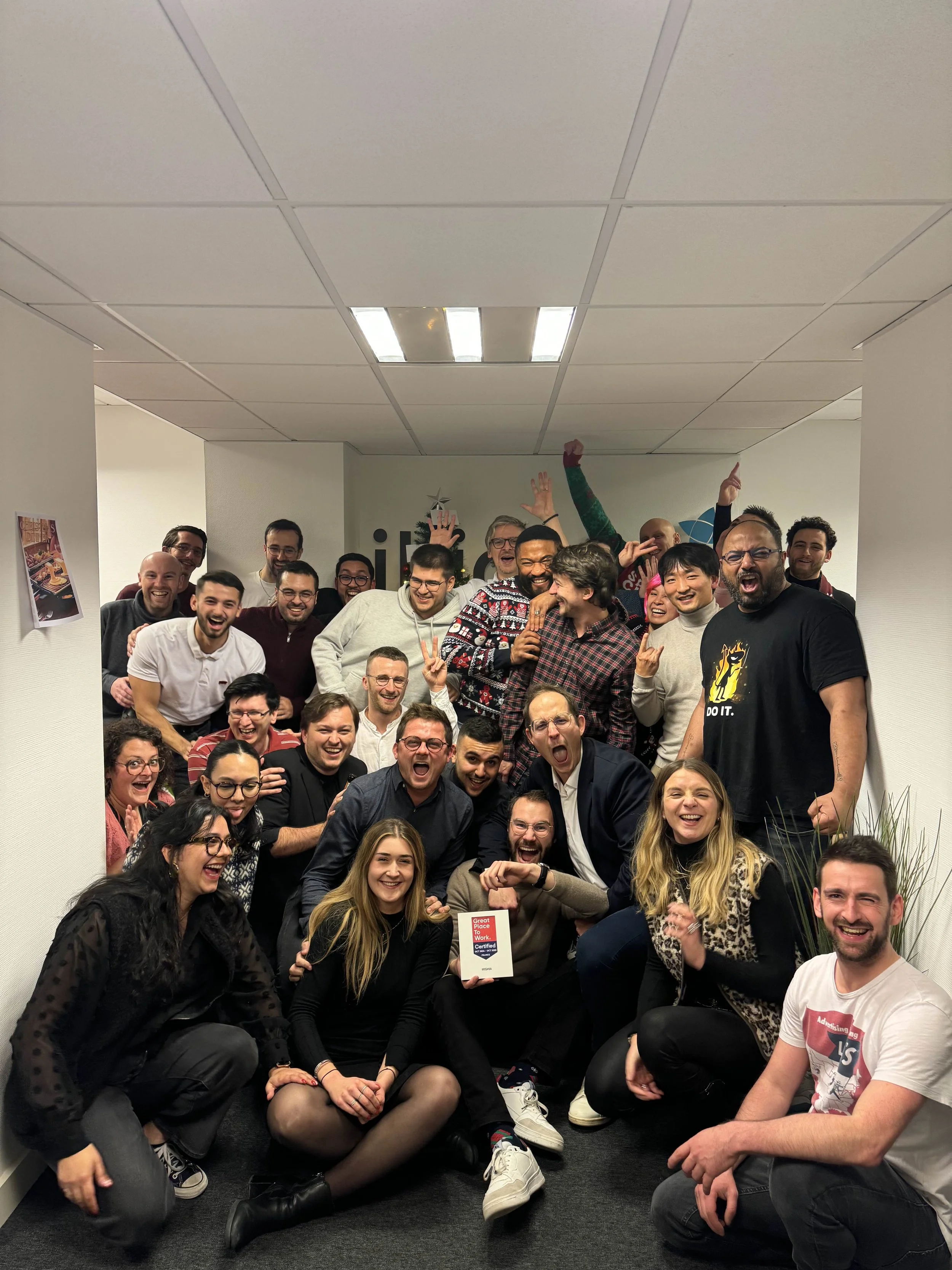 Photo collective des collaborateurs d'Ikivia à Lille avec le premier trophée Great Place To Work