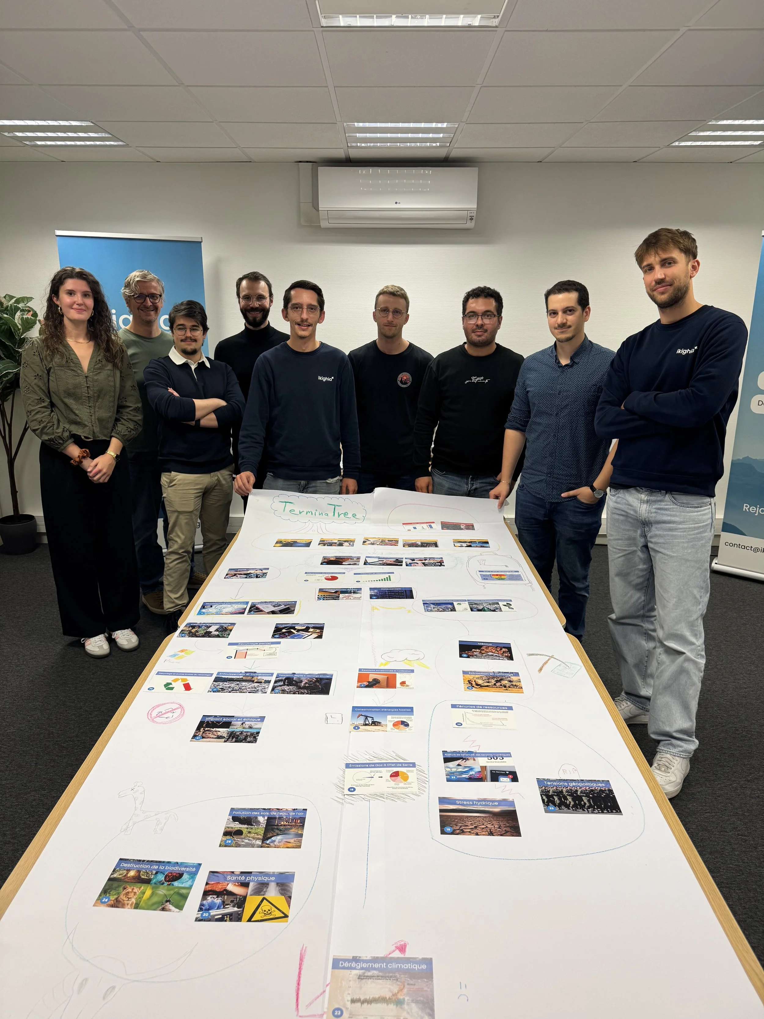 Nos ikiviens autour de la table pour la Fresque du Numérique organisée dans les bureaux lillois