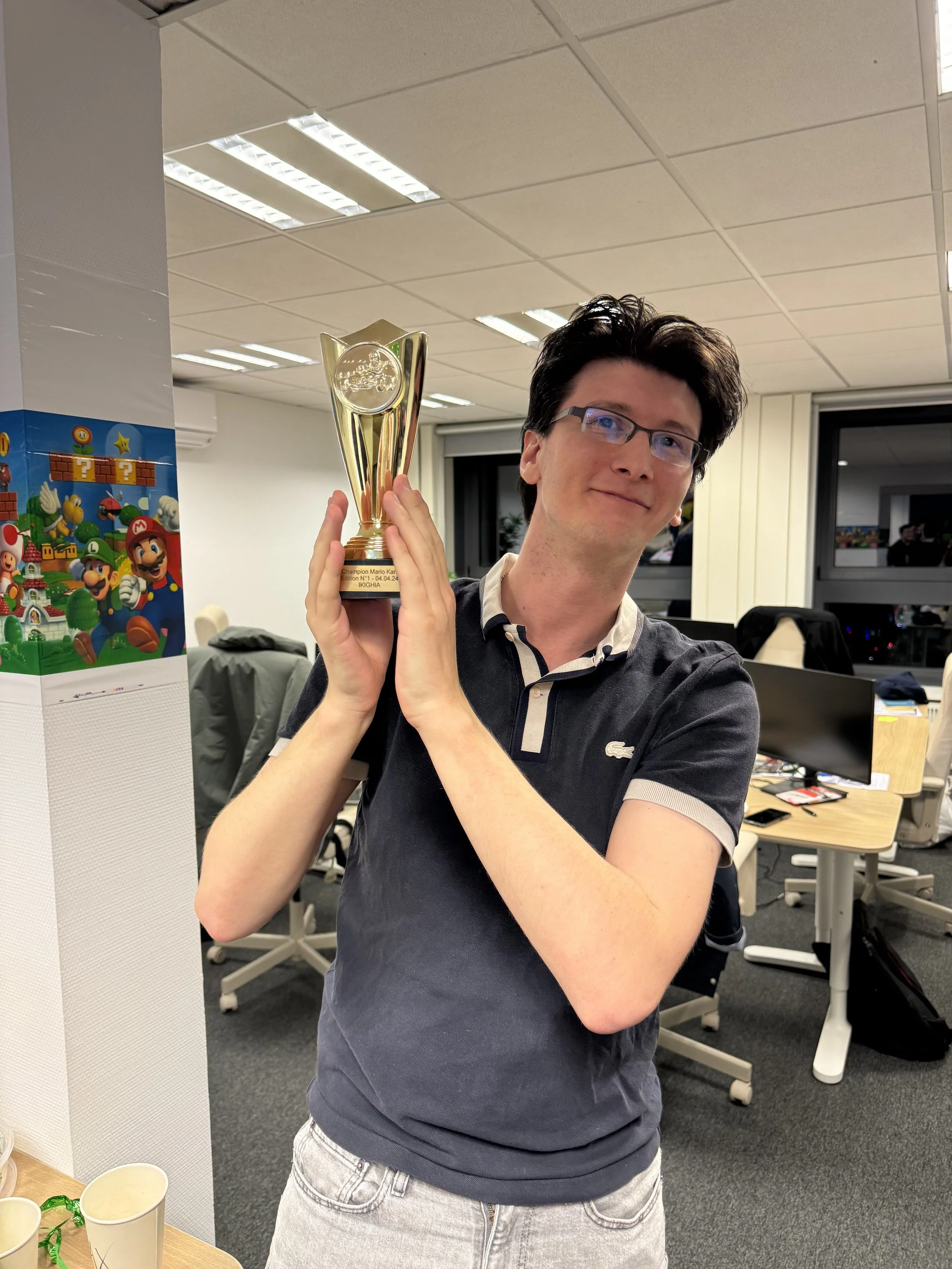 Le vainqueur du tournoi Mario Kart avec son trophée