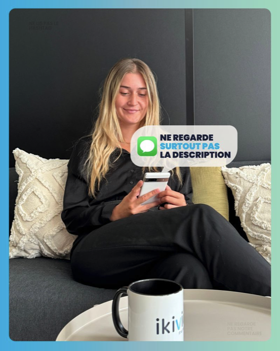Léa regarde son téléphone
