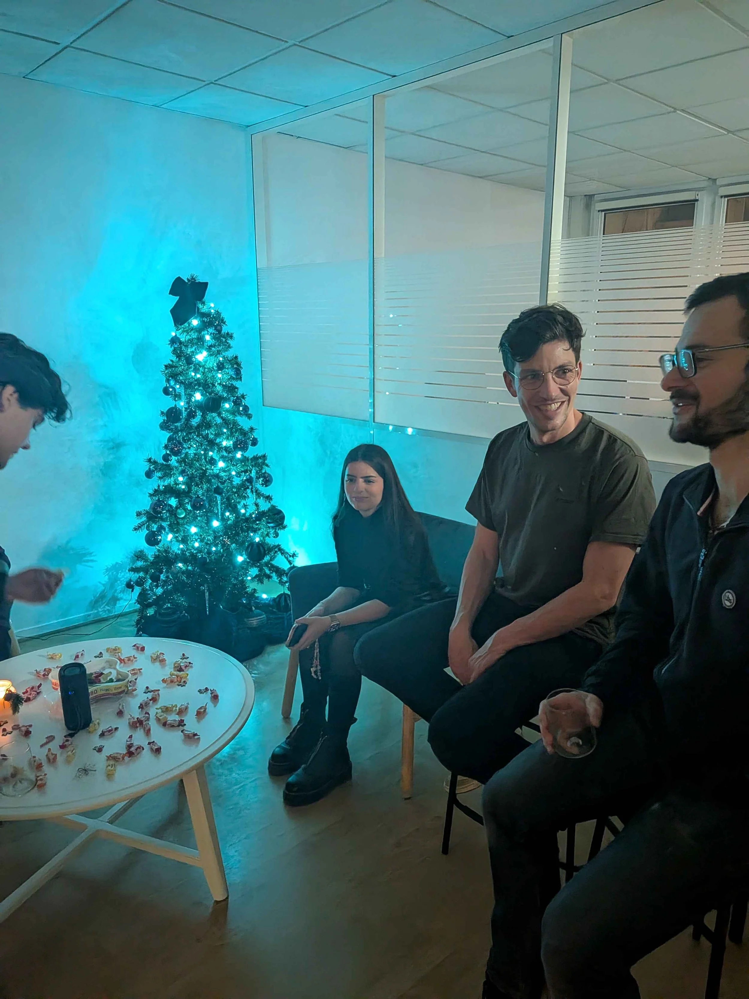 Nos ikiviens discutent à l'afterwork de Noel dans les locaux de Montpellier