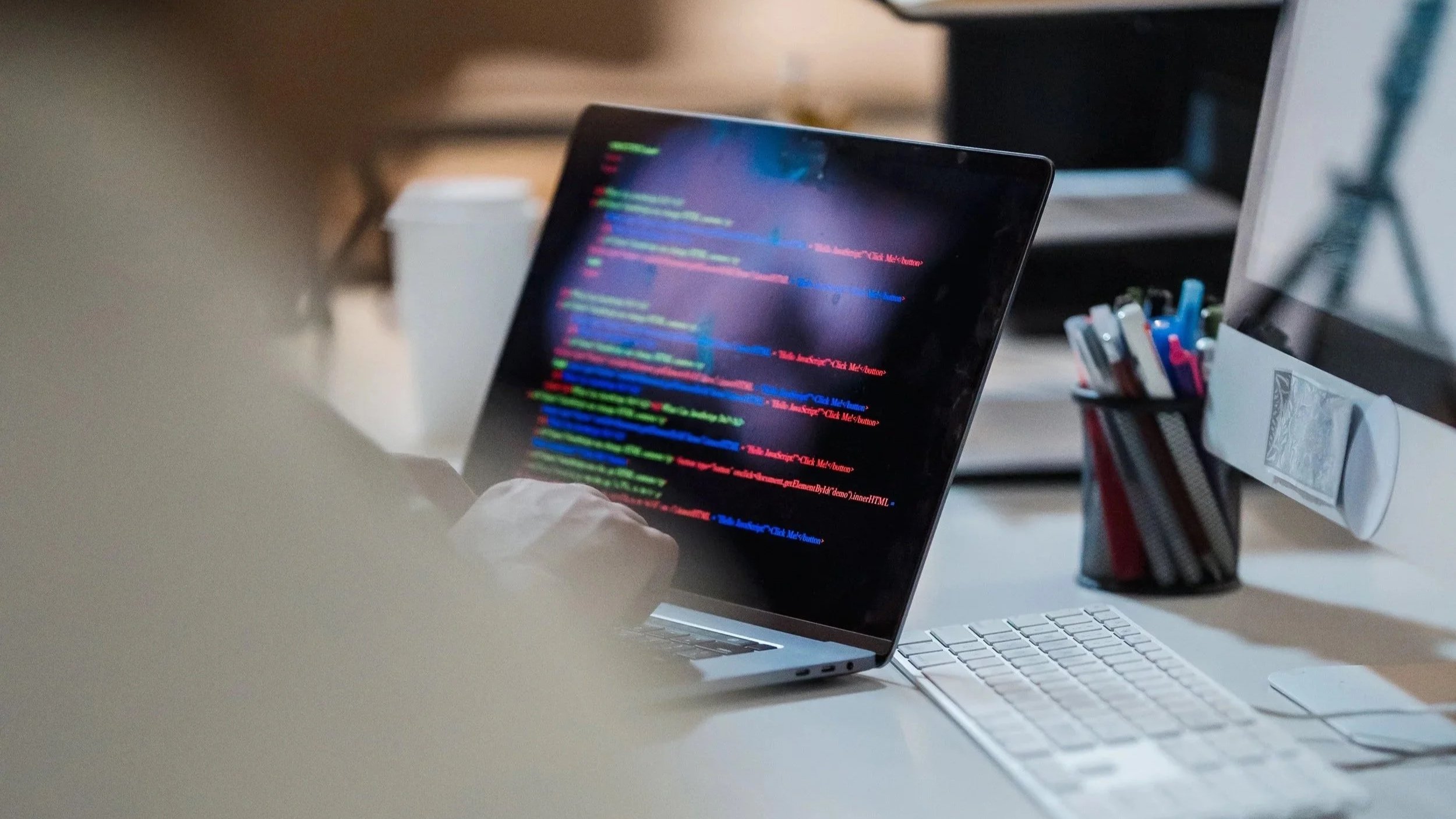 personne qui code sur son ordinateur