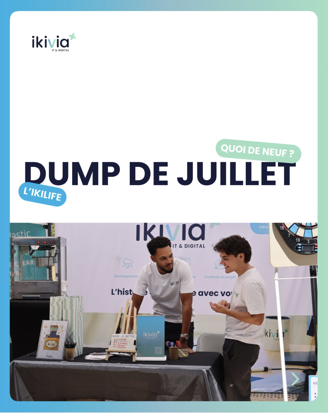 Deux collaborateurs sur un stand en salon