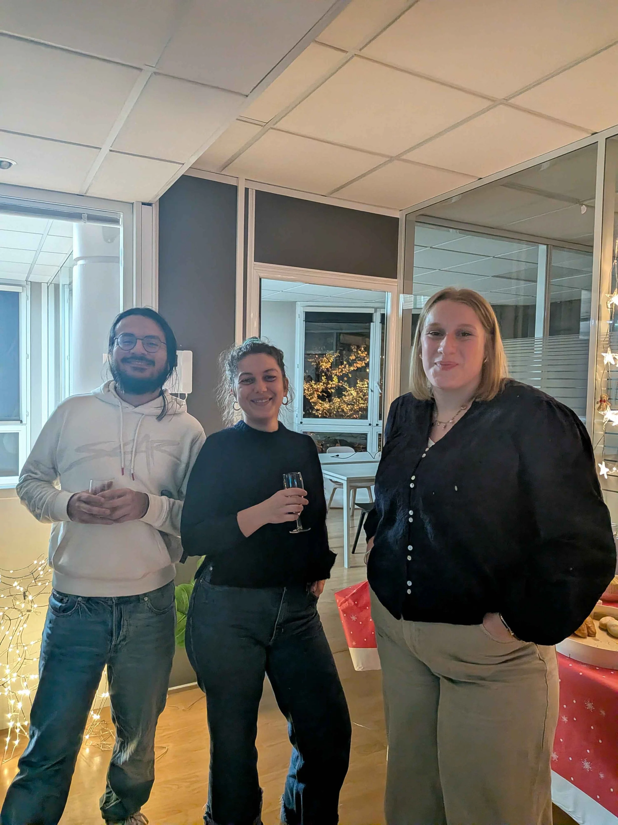 Trois ikiviens lors d'un afterwork dans les locaux d'Ikivia Montpellier