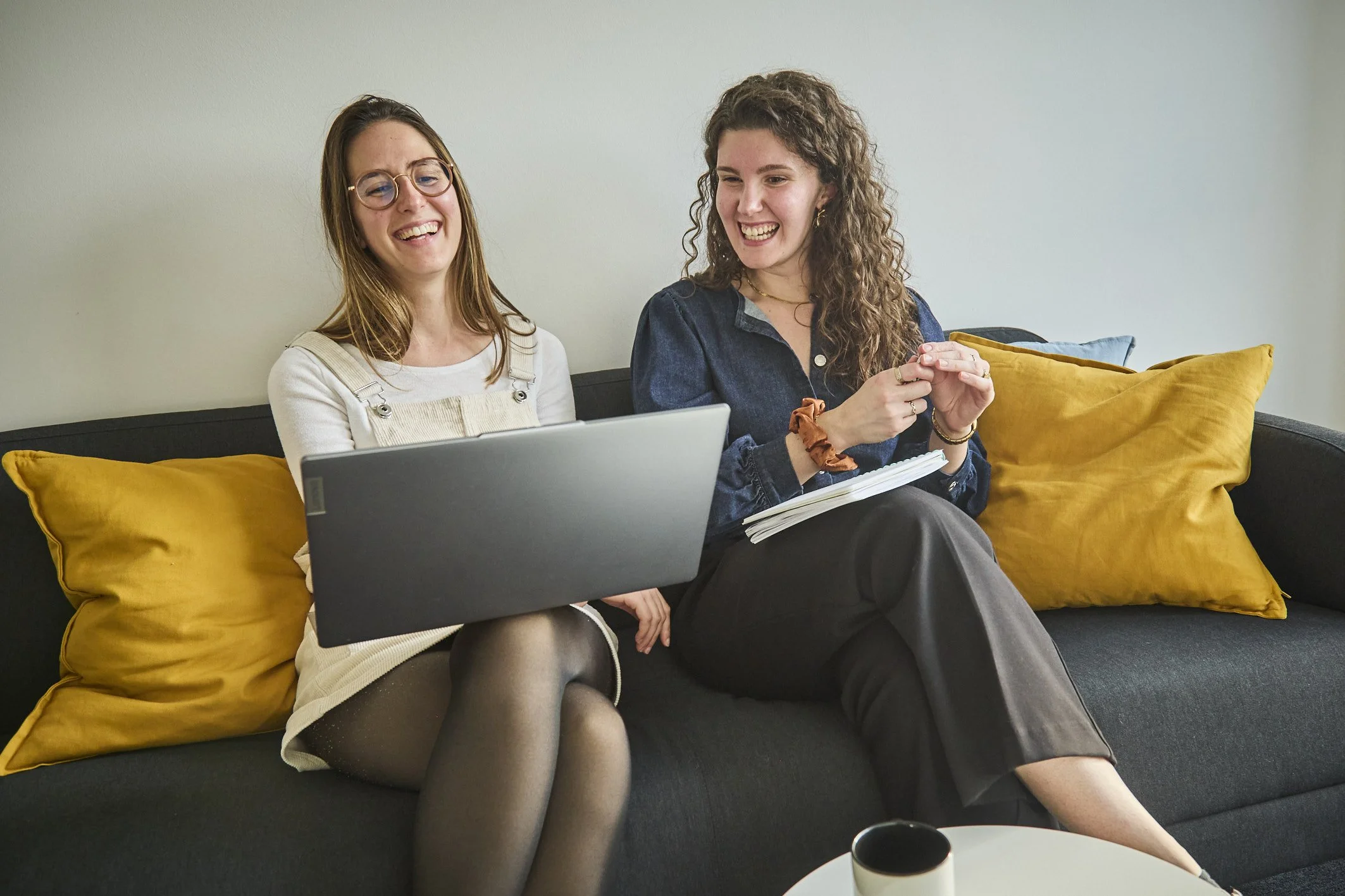 Deux collaboratrices discutent et rigolent lors d'un point