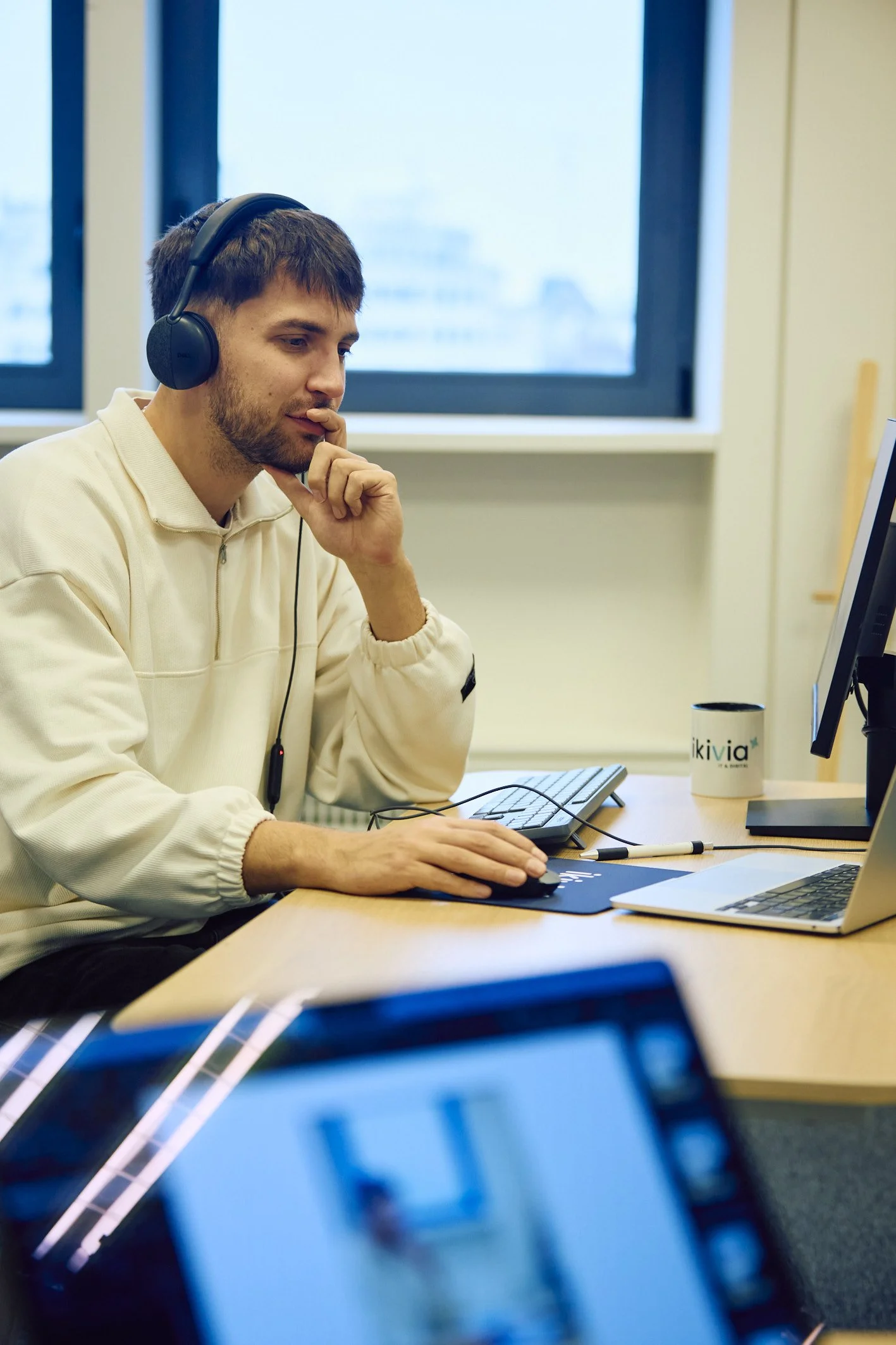 Un ingénieur d'affaires de l'équipe lilloise travaille activement