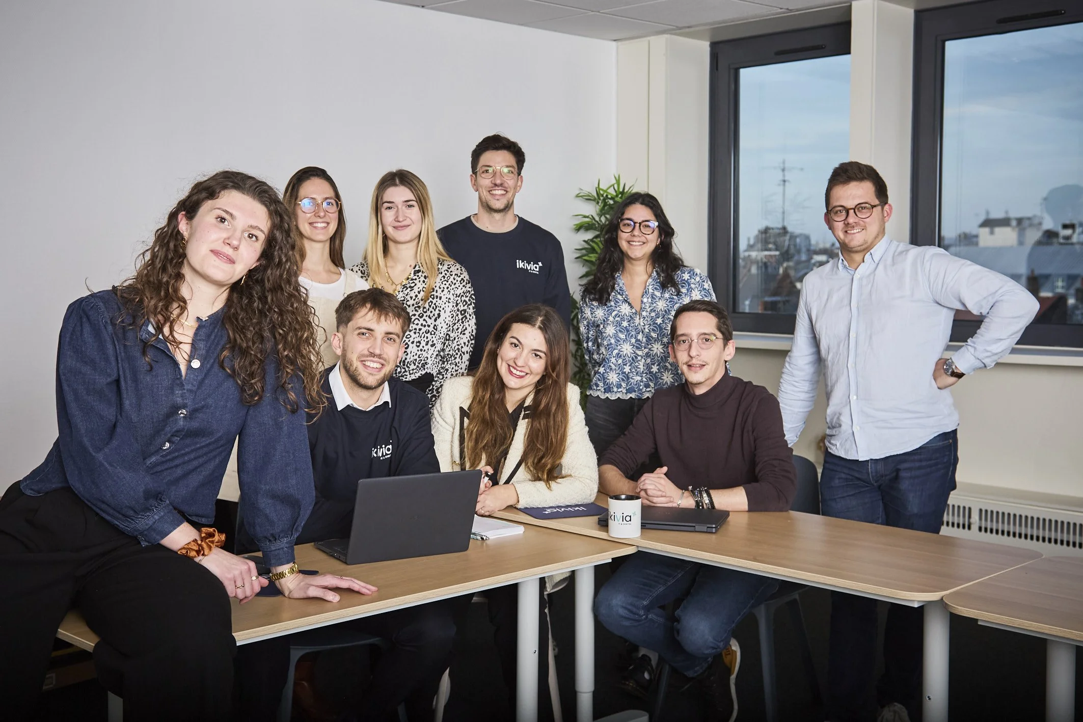 Toute l'équipe d'Ikivia s'est réunie sur une photo dans les bureaux lillois