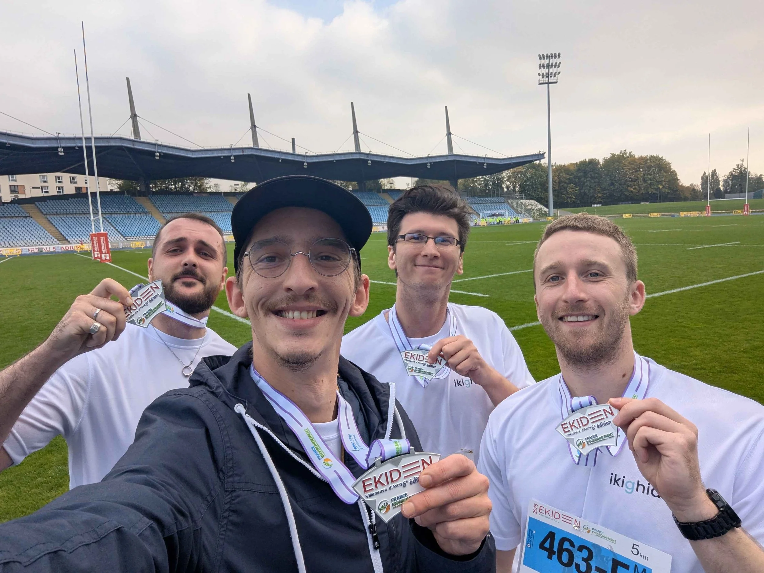 4 collaborateurs d'Ikivia montrent fièrement leur médailles remportées lors de la participation de la course EKIDEN