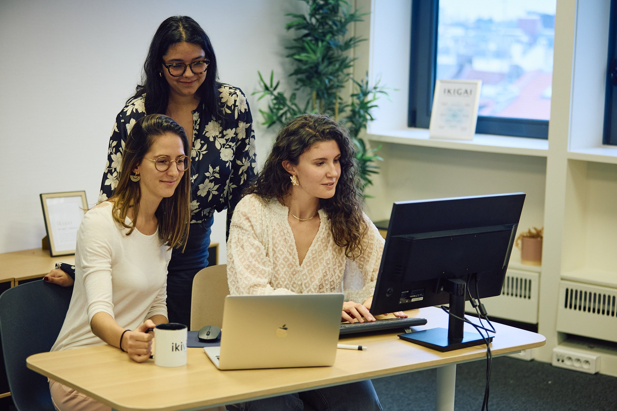 Trois de nos collaboratrices internes travaillent sur le processus d'accompagnement des consultants