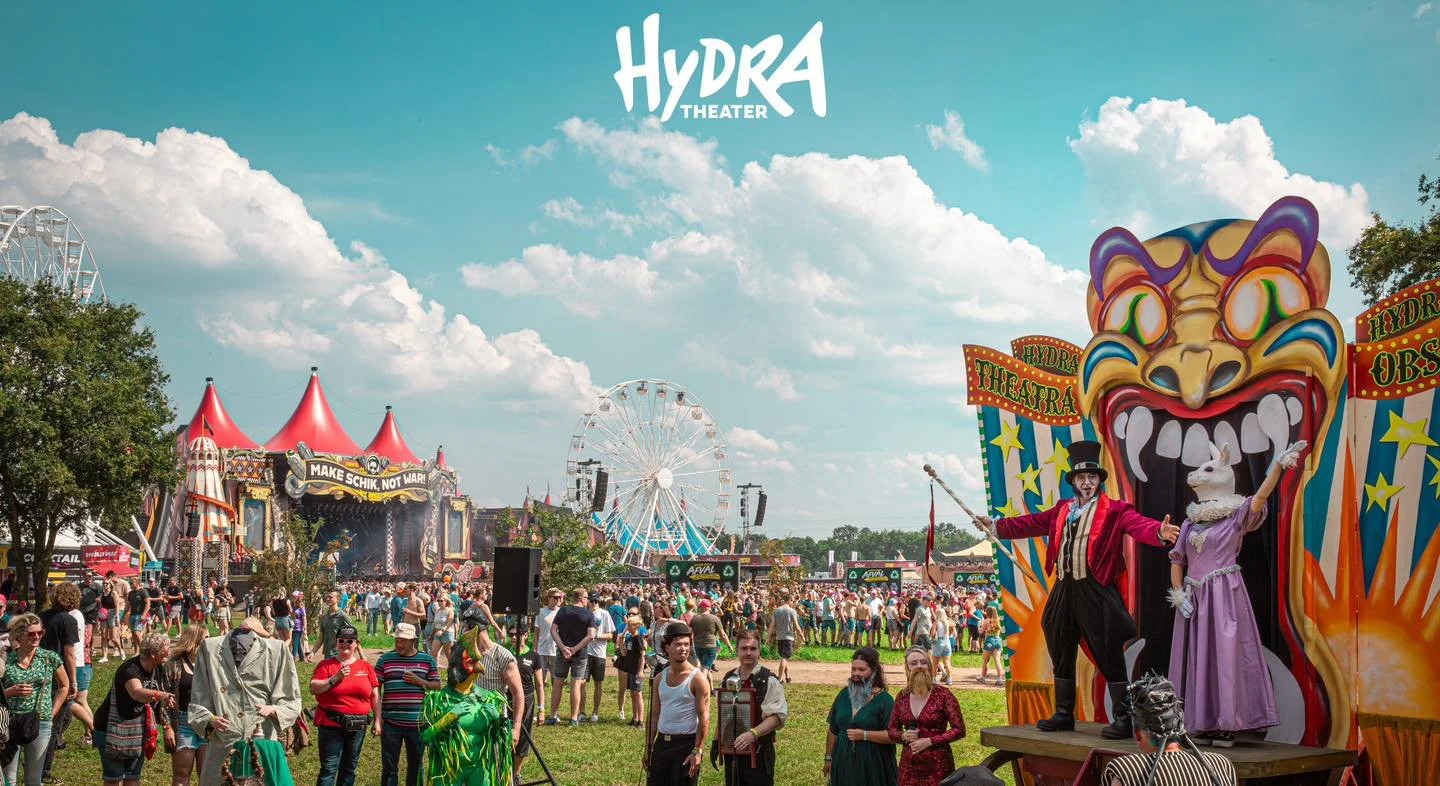 Hydra is er weer! Op de @zwartecross. Een rariteitenkabinet op de plek waar het echt thuis hoort! Het voelt in alles weer als thuuskom&rsquo;n! We gaan voor vier dagen schik met een prachtige club mensen! Zien we je op de theaterweide? 📸 @a_nice_try