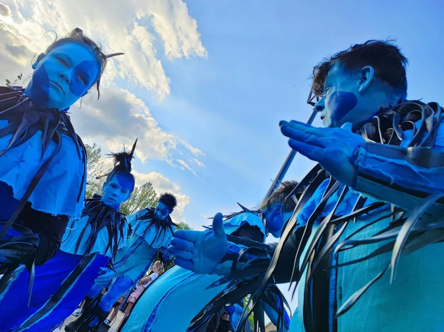 DE LUTTE KLEURT &lsquo;BLAU&rsquo; 💙

Op zaterdag 22 juni vond de feestelijke opening van het Dorpshart in De Lutte plaats. Een avond vol met zang, muziek en gezelligheid! Een avond voor en door het dorp en Hydra kleurde, samen met de plein inspecte