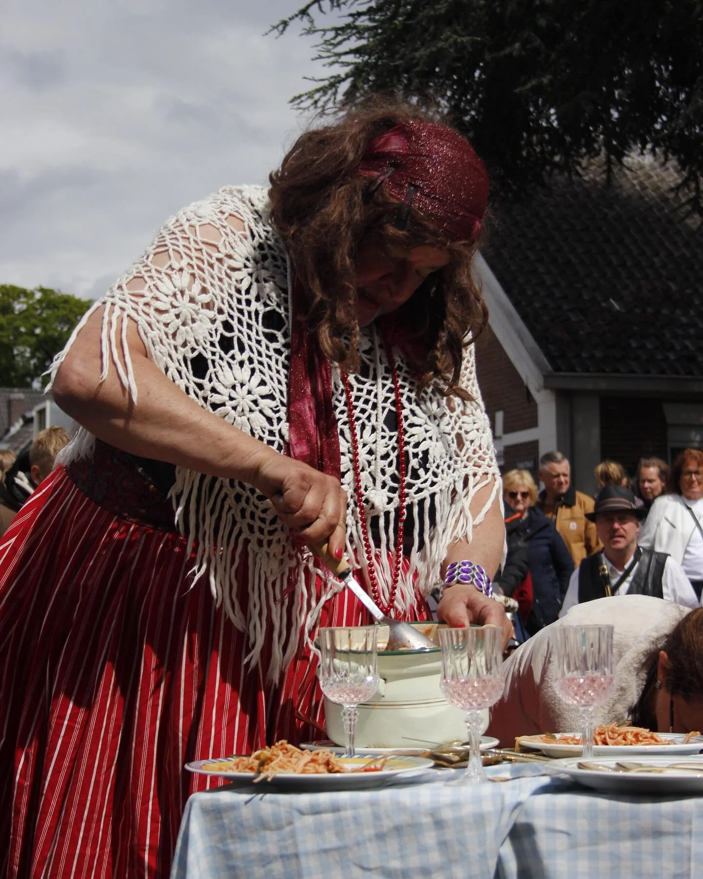 TERUGBLIK&hellip;. HOPLA PENG! 
📍 Keidagen Lochem - Hemelvaartsdag 2026

Hydra theater haalde een oude favoriet van de planken! 15 jaar geleden speelden wij voor het laatst HOPLA PENG! 
Tijdens de keidagen in Lochem blaasden wij nieuw leven in deze 