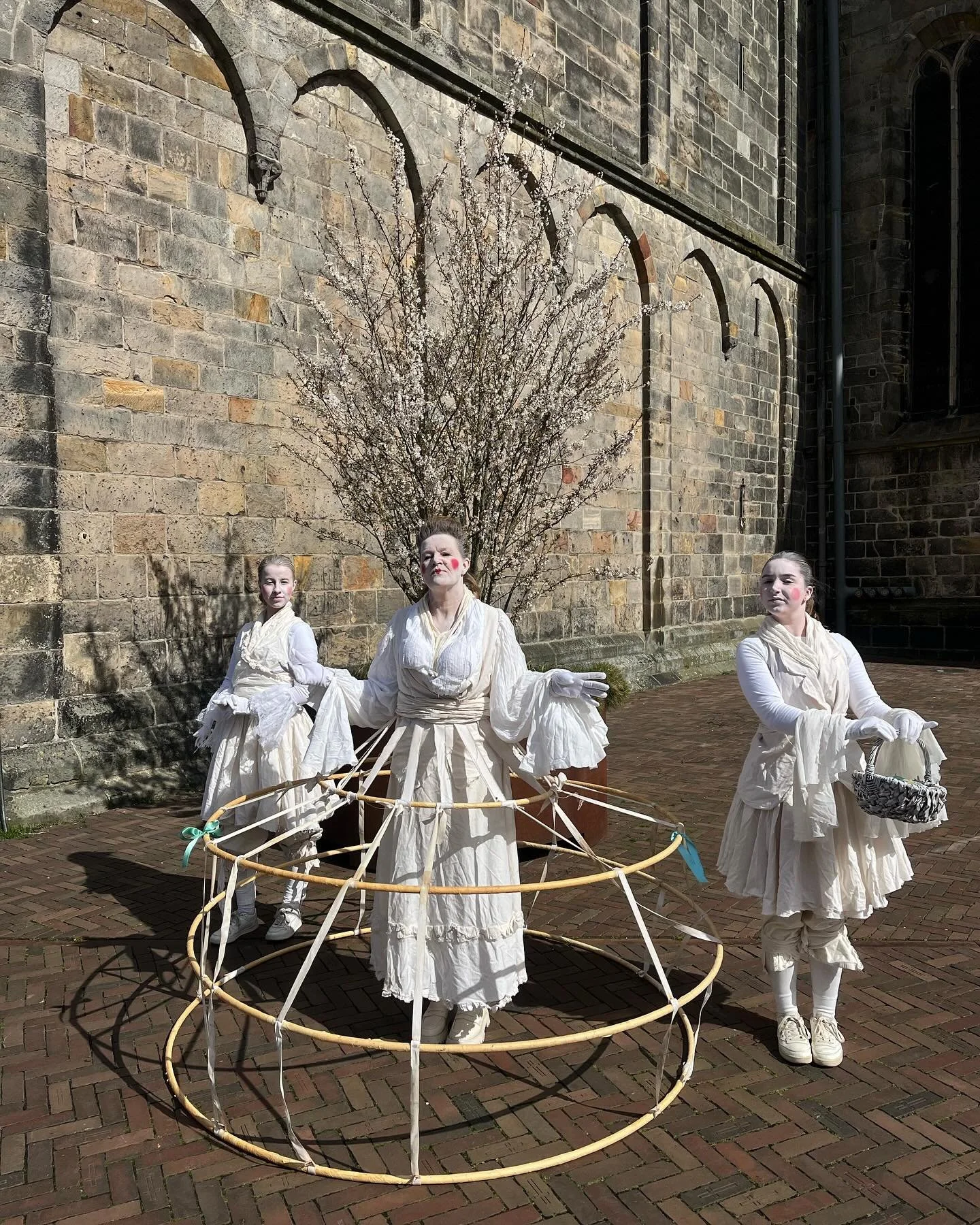 TERUGBLIK&hellip;. MODESHOW 
📍OLDENZAAL 29 maart 
Wij trapten ons seizoen af met de act WIT.

&ldquo;Hydra theater strijkt neer op deze catwalk waar de  Witte dame en haar lakeien ons vereren met hun aanwezigheid. Ze laten ons zien hoe belangrijk ee