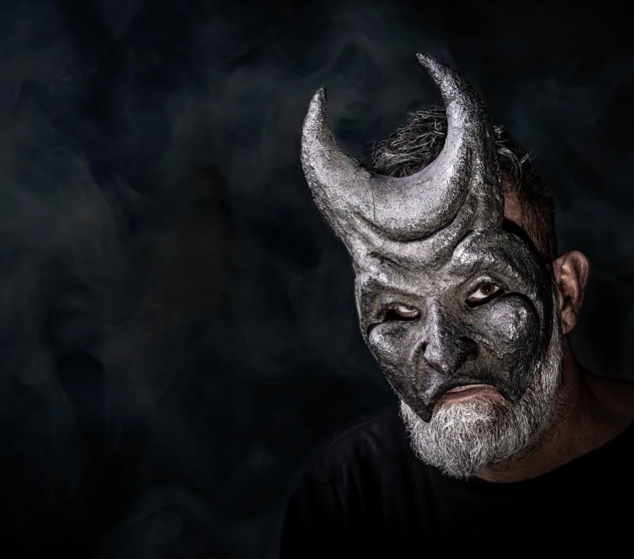 HYDRA THEATER SPEELT&hellip; DWAAS!
📍Zwarte Cross 16 t/m 19 juli

Geen prins op een wit paard. Geen elfjes die je wensen laten uitkomen. Geen onschuldige Alice in een wonderlijk land. Dit bos is een spiegel van de wereld van nu. Een rauwe wereld waa