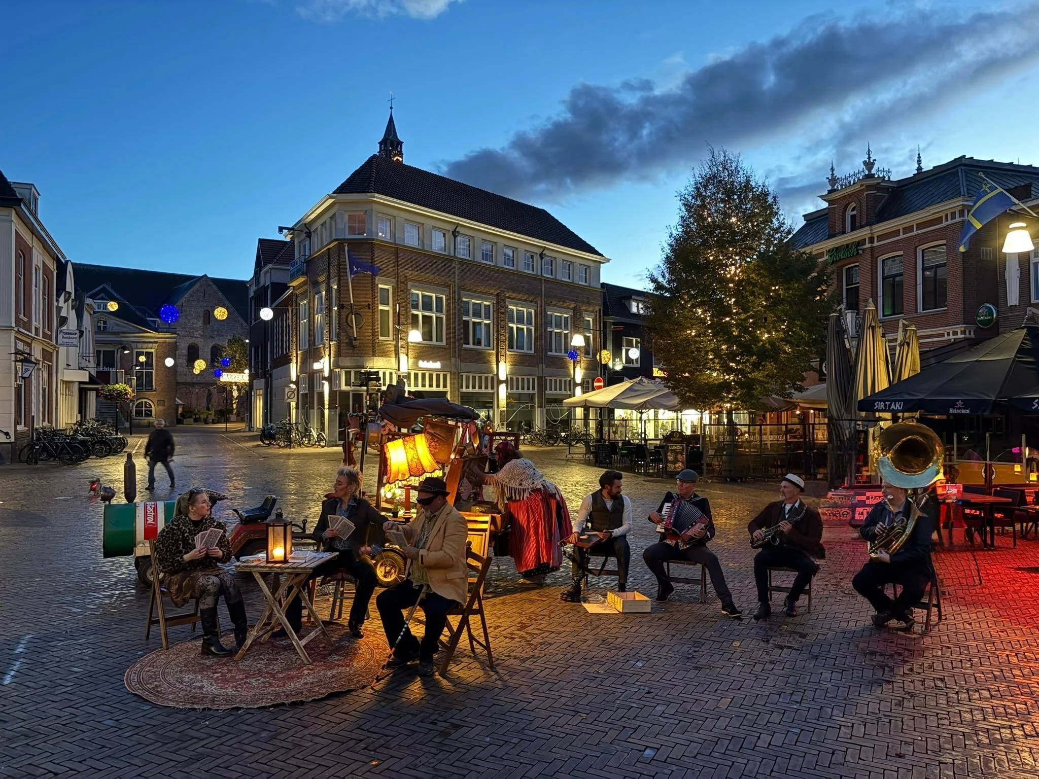 TERUGBLIK&hellip; HOPLA PENG!

📍 Cultuurnacht Oldenzaal, 10 oktober

Afgelopen zaterdag trok de familie Hopla Peng door de binnenstad van Oldenzaal tijdens de eerste editie van Cultuurnacht Oldenzaal!

Met hun hele hebben en houden gingen de Hopla&r