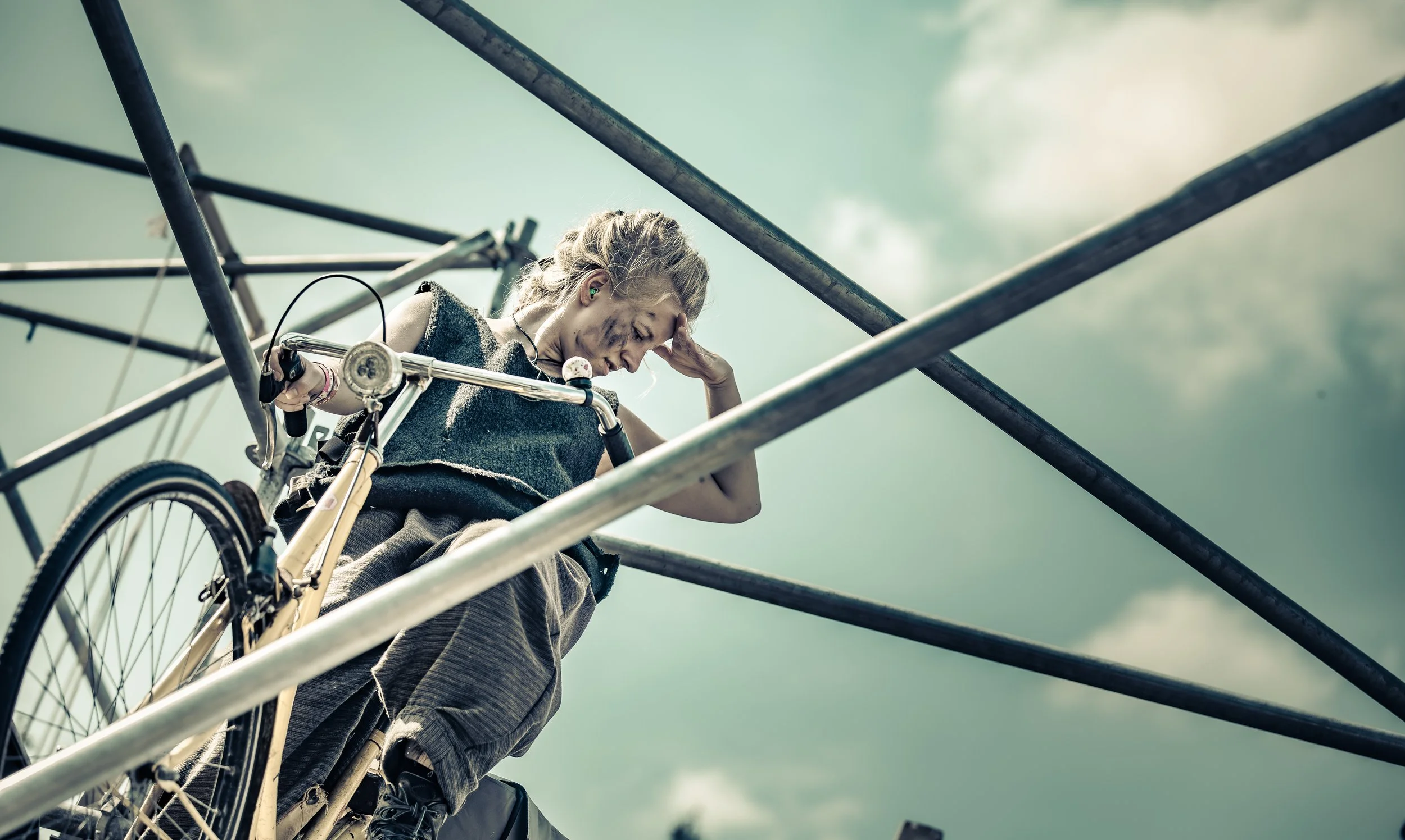Machina Voltaire - vrouw op fiets kijkt naar beneden