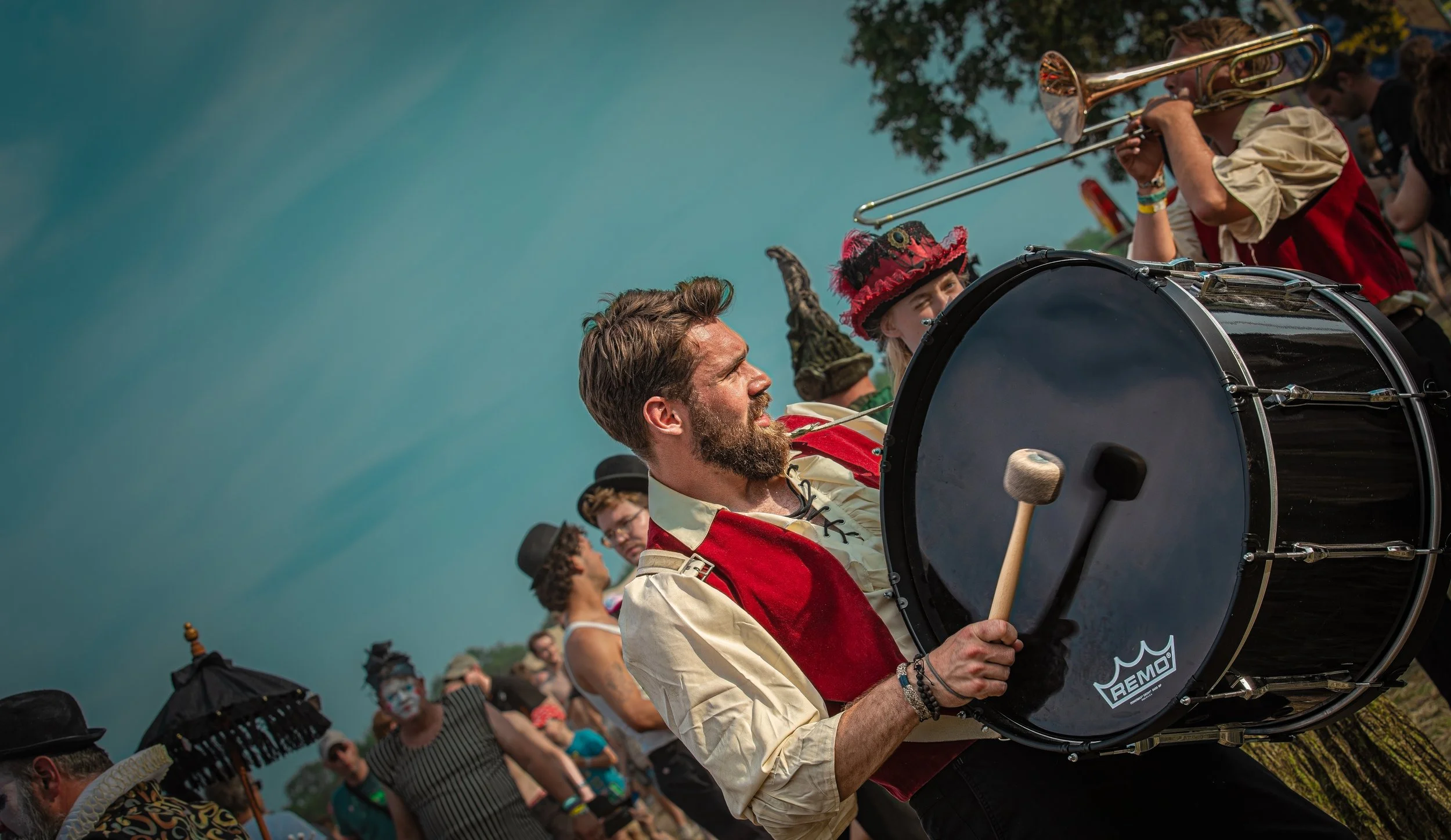 Machina Voltaire - muzikanten spelen in de zon