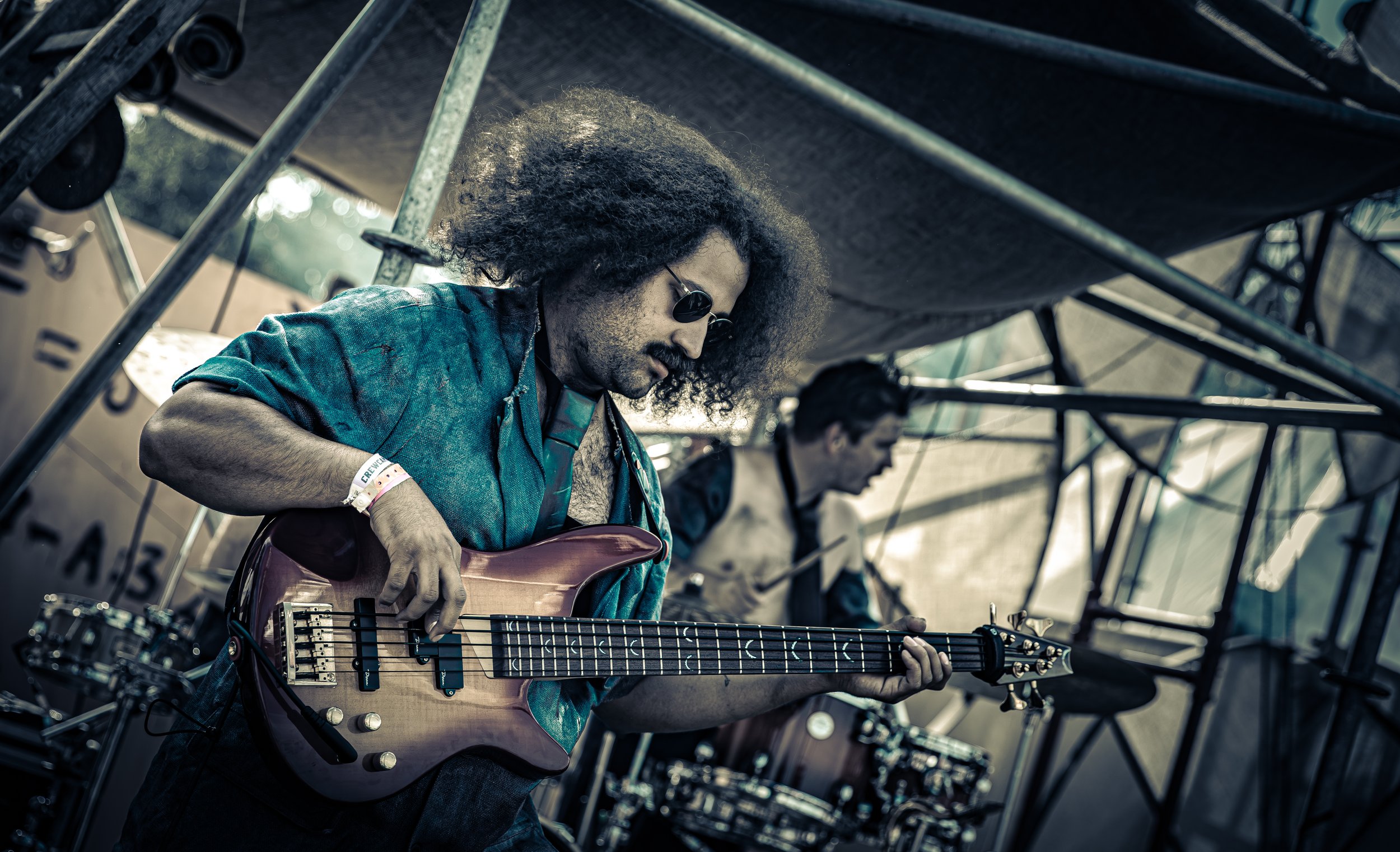 Machina Voltaire - man speelt op de voorgrond gitaar, op de achtergrond staat een man te drummen