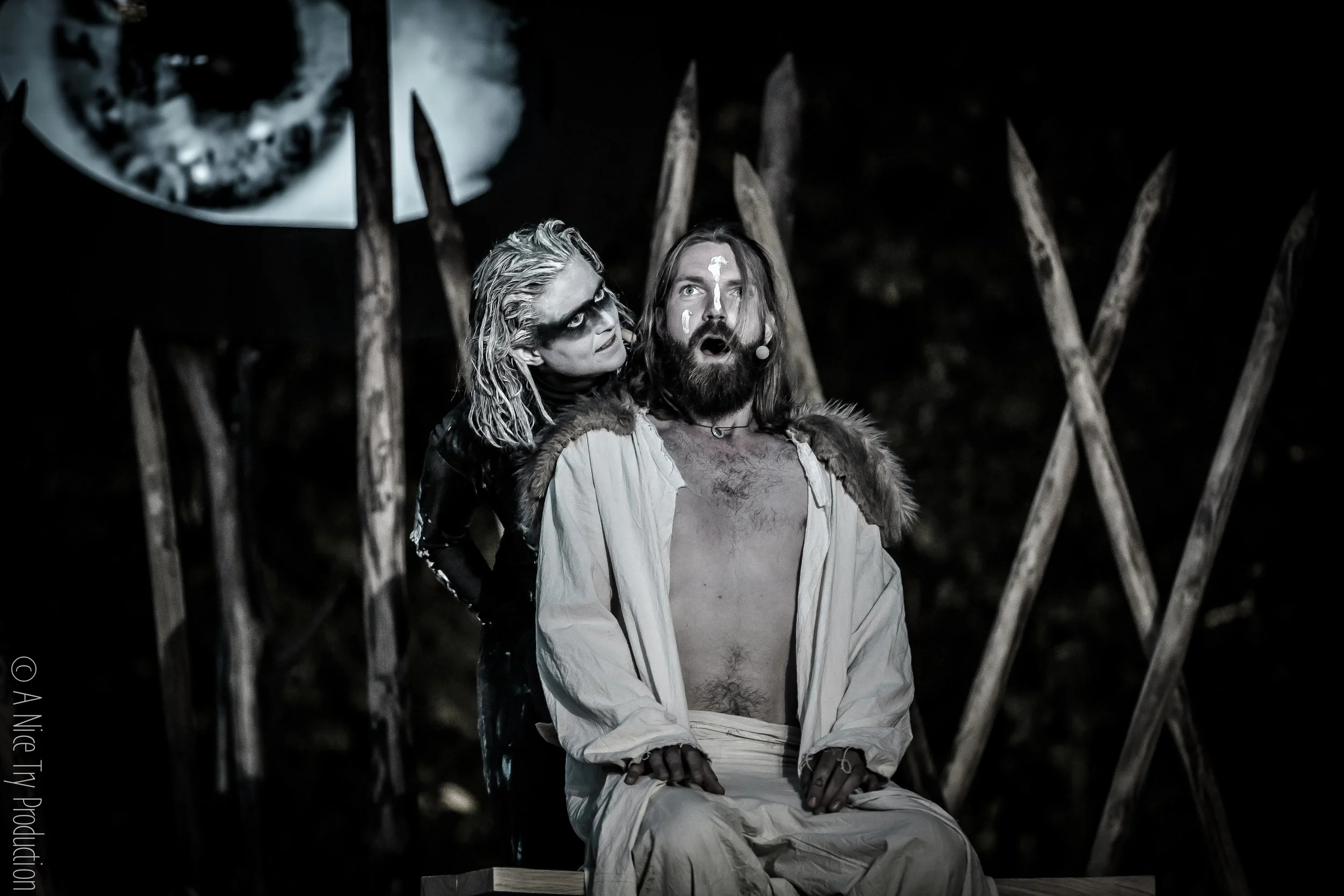 Dreeduuster - vrouw fluistert naar man