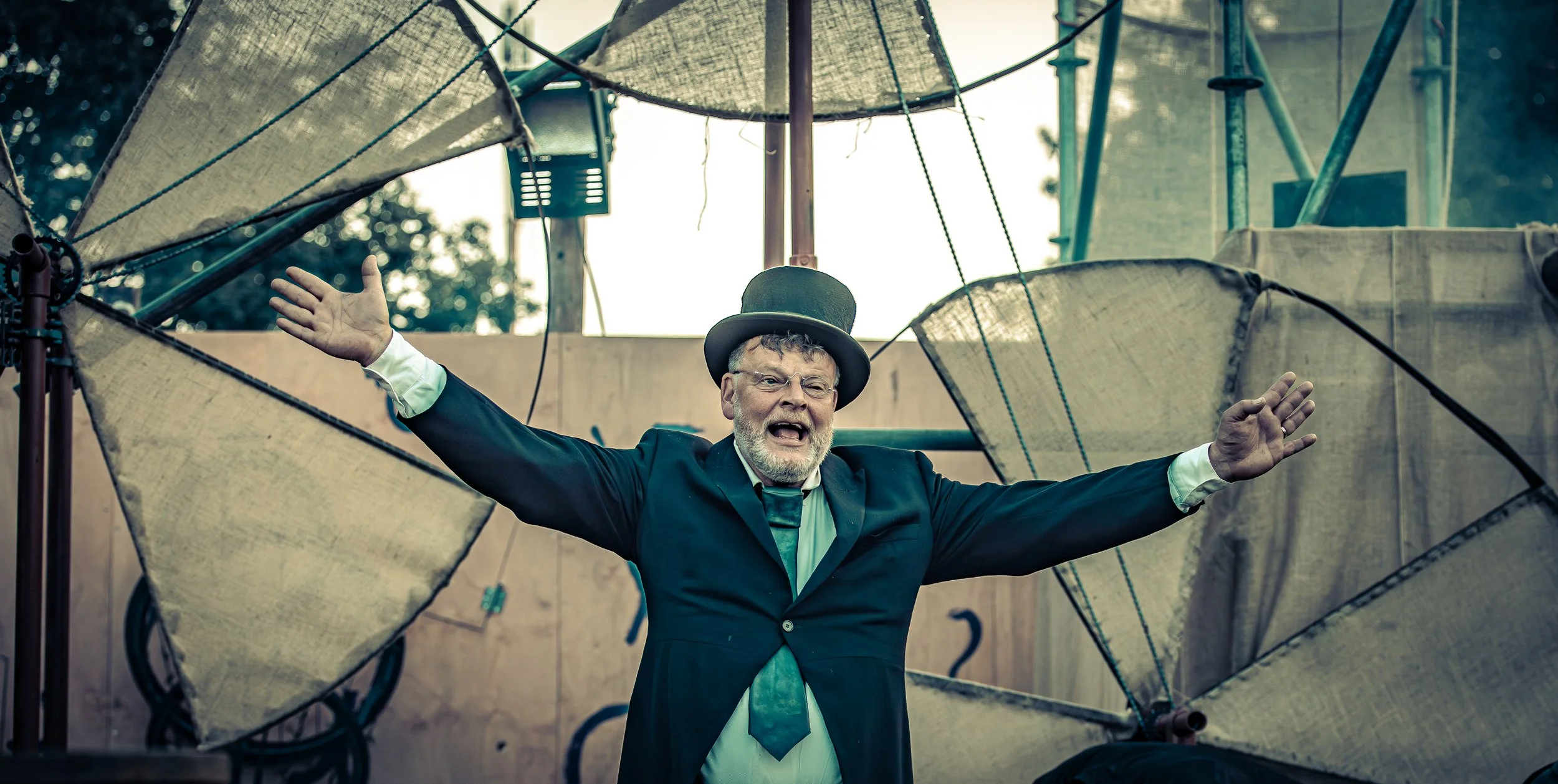 Machina Voltaire - directeur staat voor de grote wielen van de machine