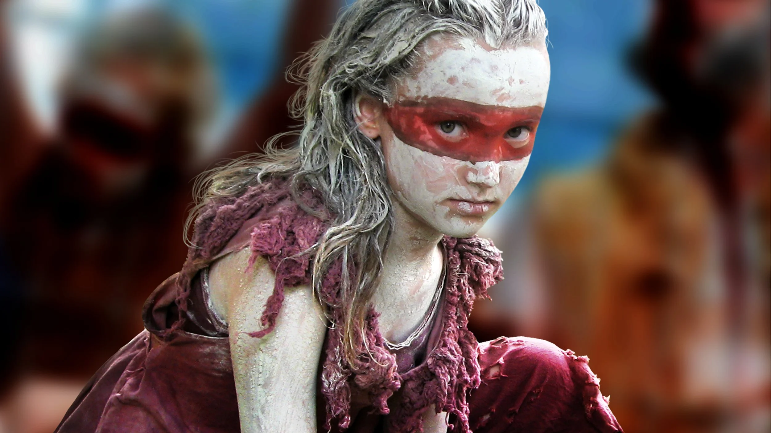 Meisje met vervaagde witte en rode gezichtsschildering en kapotte roze kleding, zittend met een intense blik.