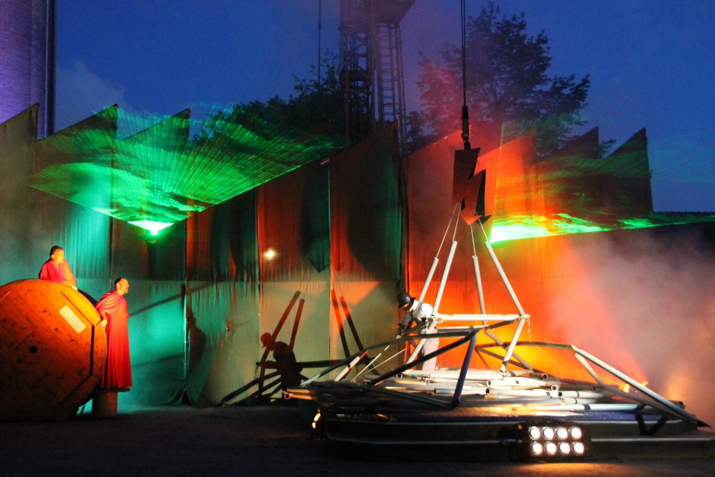 Elektriek - grote machine van staal met daaromheen veel lichten