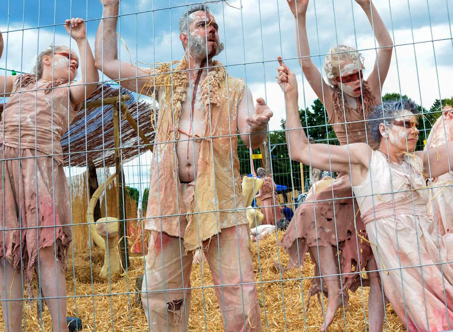 Oermensch - oermenschen staan aan een hek