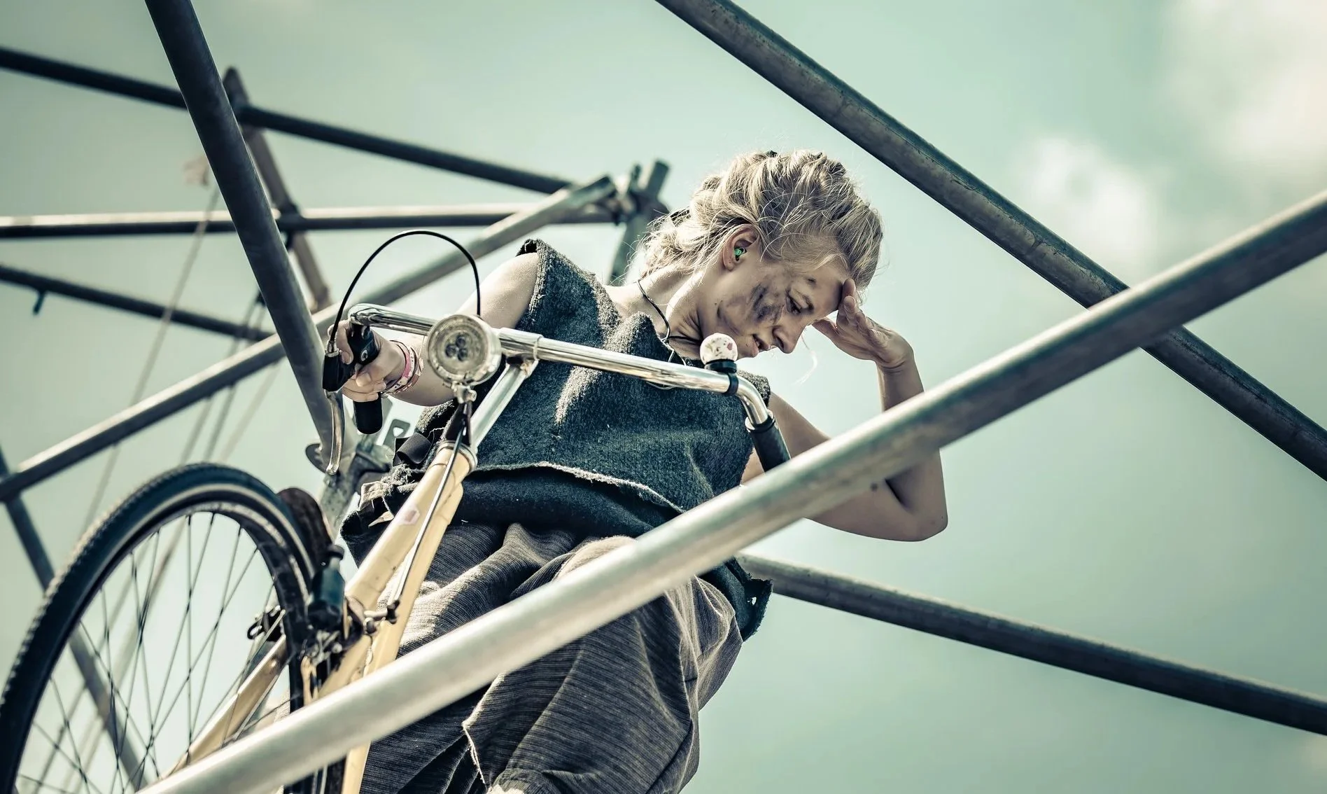 Twee jongeren op een festival, bedekt met modder. Ze lijken te genieten en maken plezier, met een energieke houding en uitdrukking.