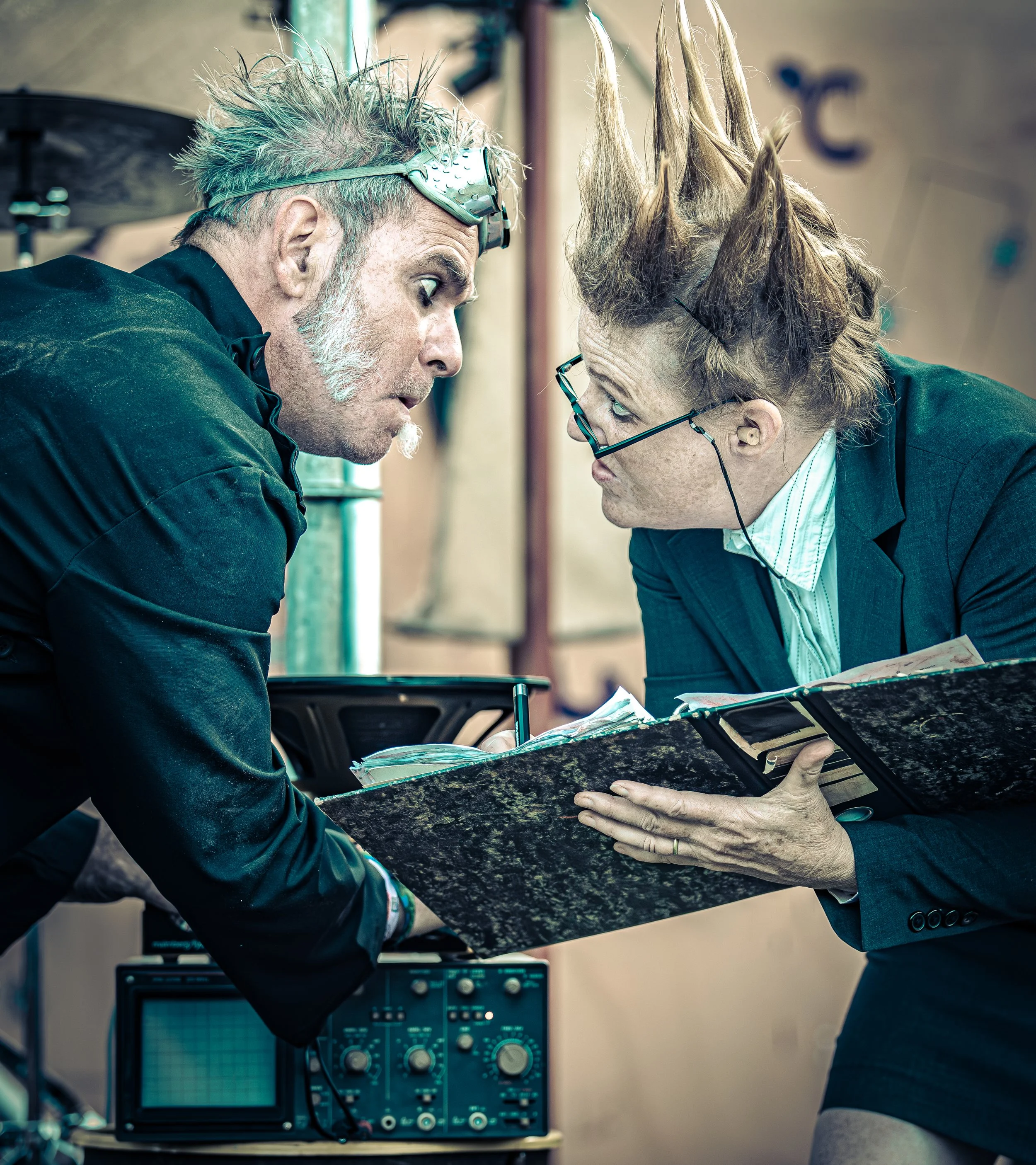 Machina Voltaire - elektricien en secretaresse kijken elkaar geschrokken aan