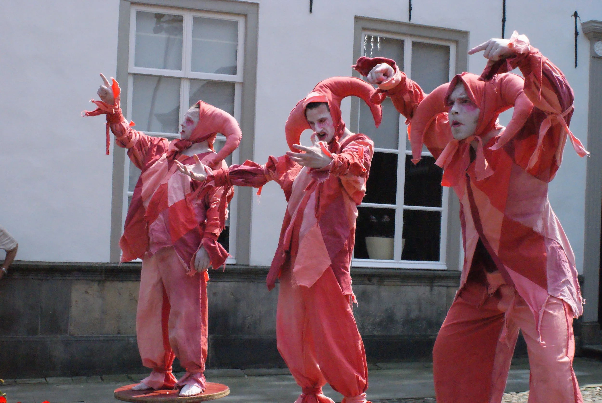 Narren poseren op grote katrollen