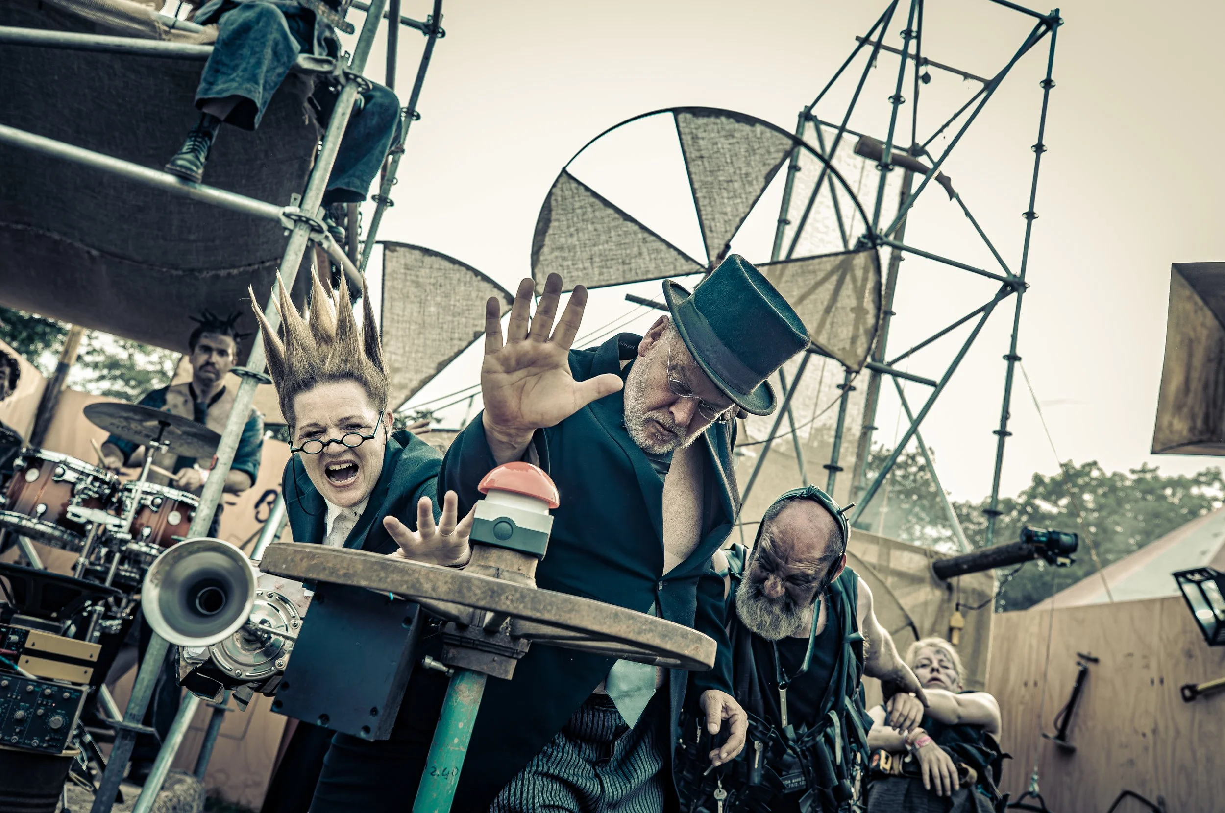 Machina Voltaire - mechanisch volk drukt knop in