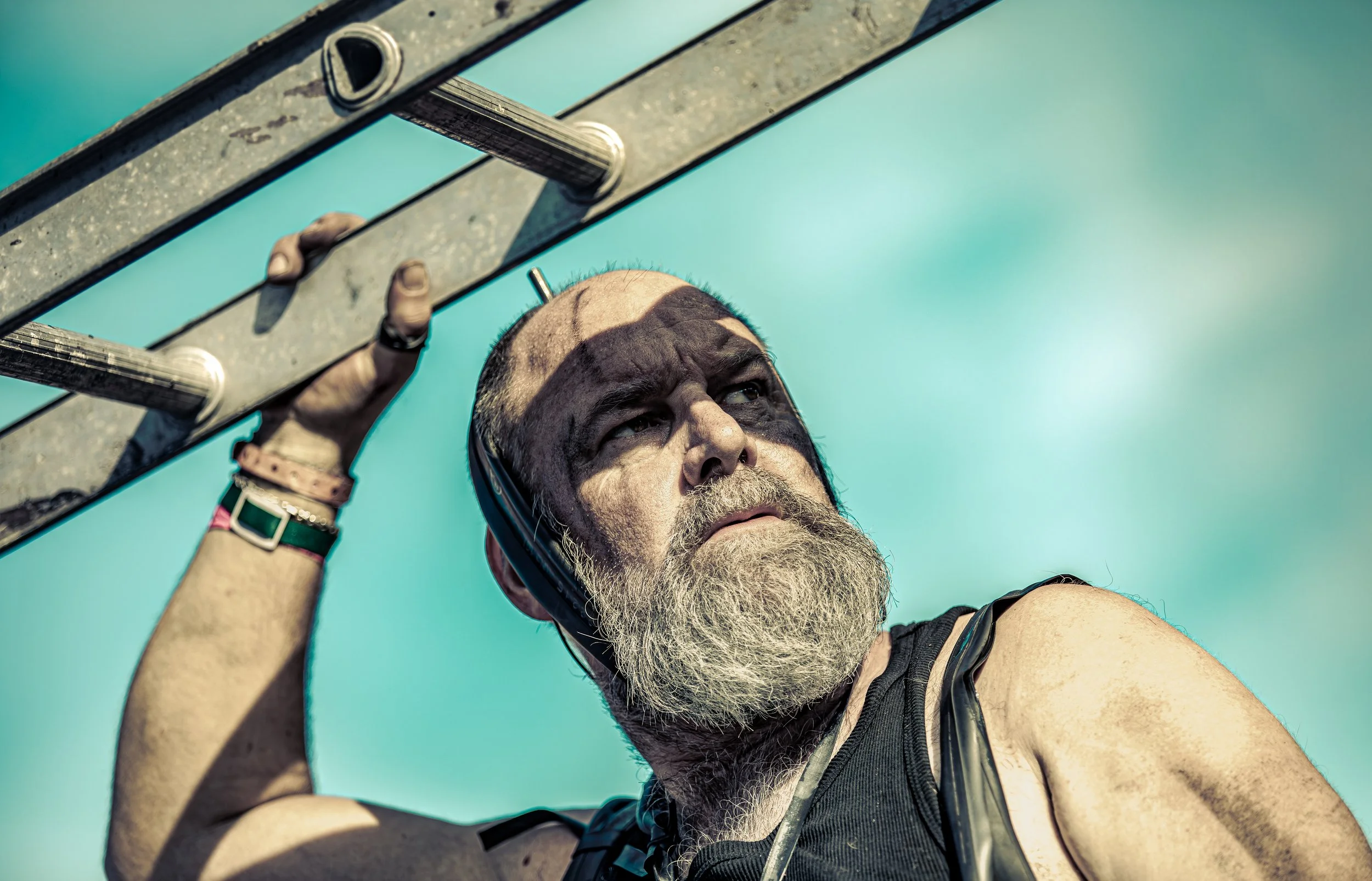 Machina Voltaire - Man houd ladder boven zijn hoofd