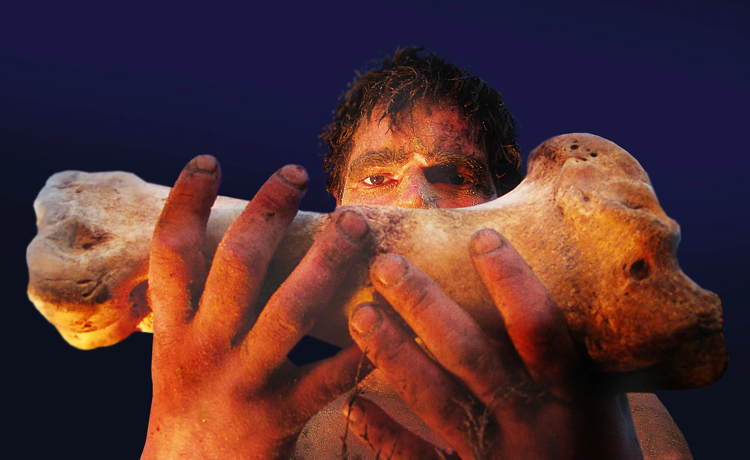 Een persoon met een beschadigd gezicht houdt een grote rots voor zijn gezicht, met een donkere achtergrond.