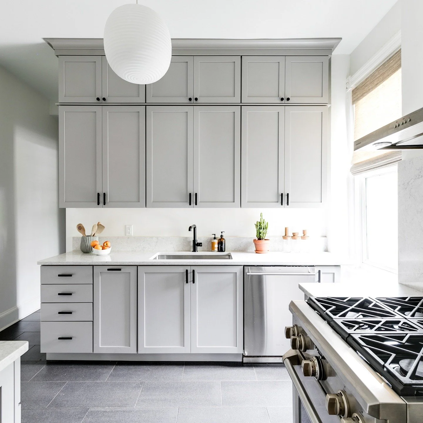 Zoomed out on the custom kitchen at the townhouse project. Small but mighty functional and timeless.

#sarahcallinteriordesign