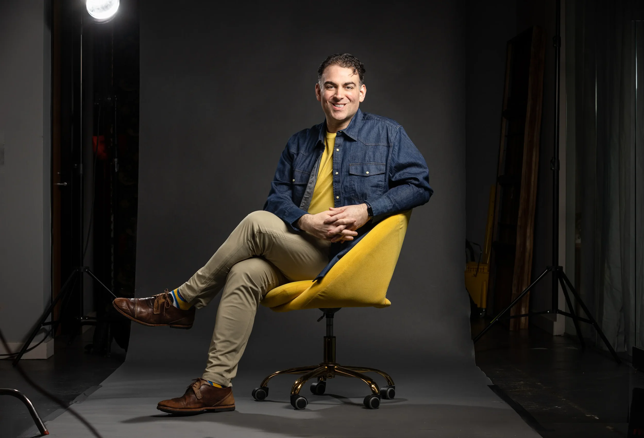 Mark Mohammadpour, leadership expert and keynote speaker, posing in a professional yet approachable setting.