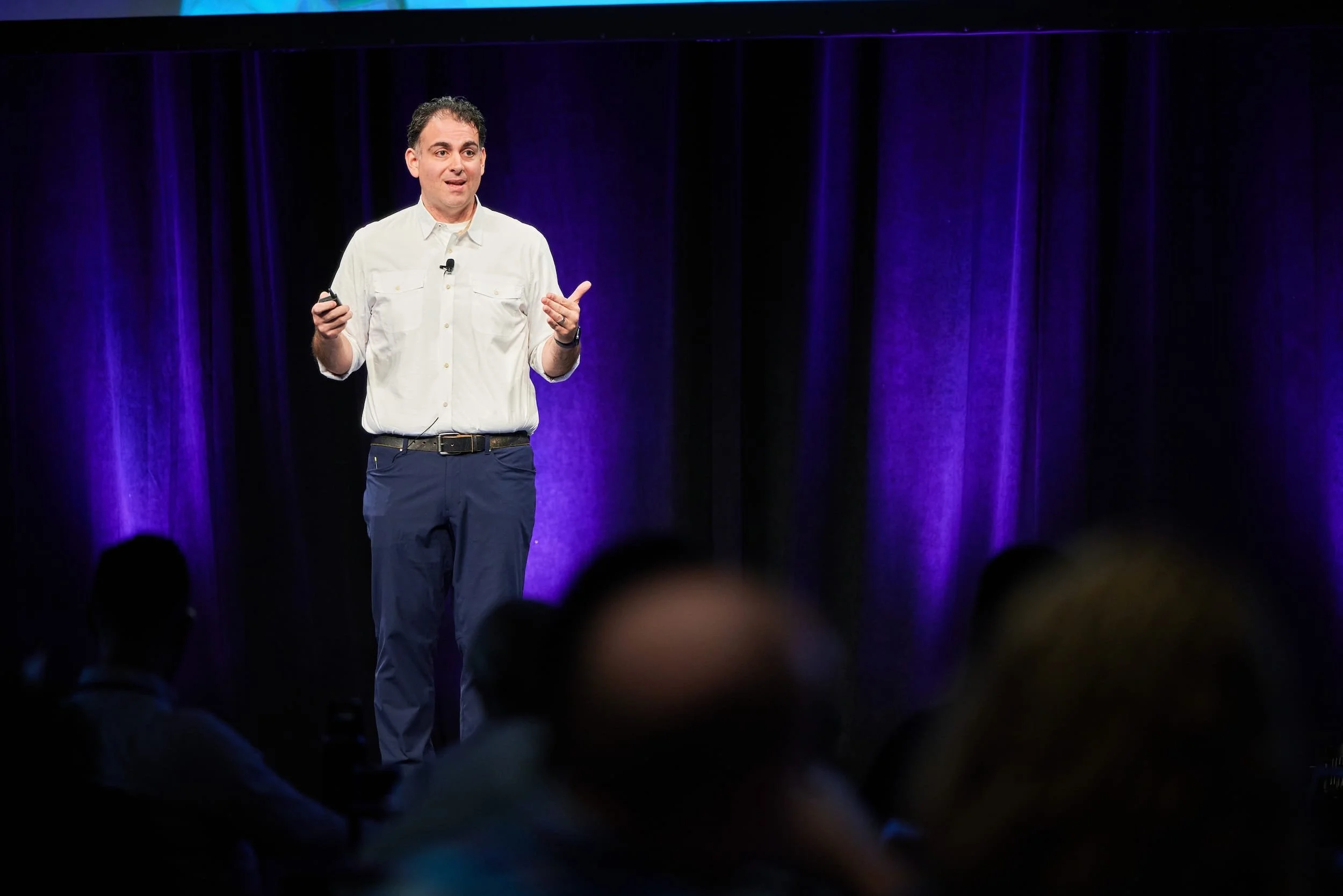 Mark Mohammadpour delivering a leadership keynote to a corporate audience