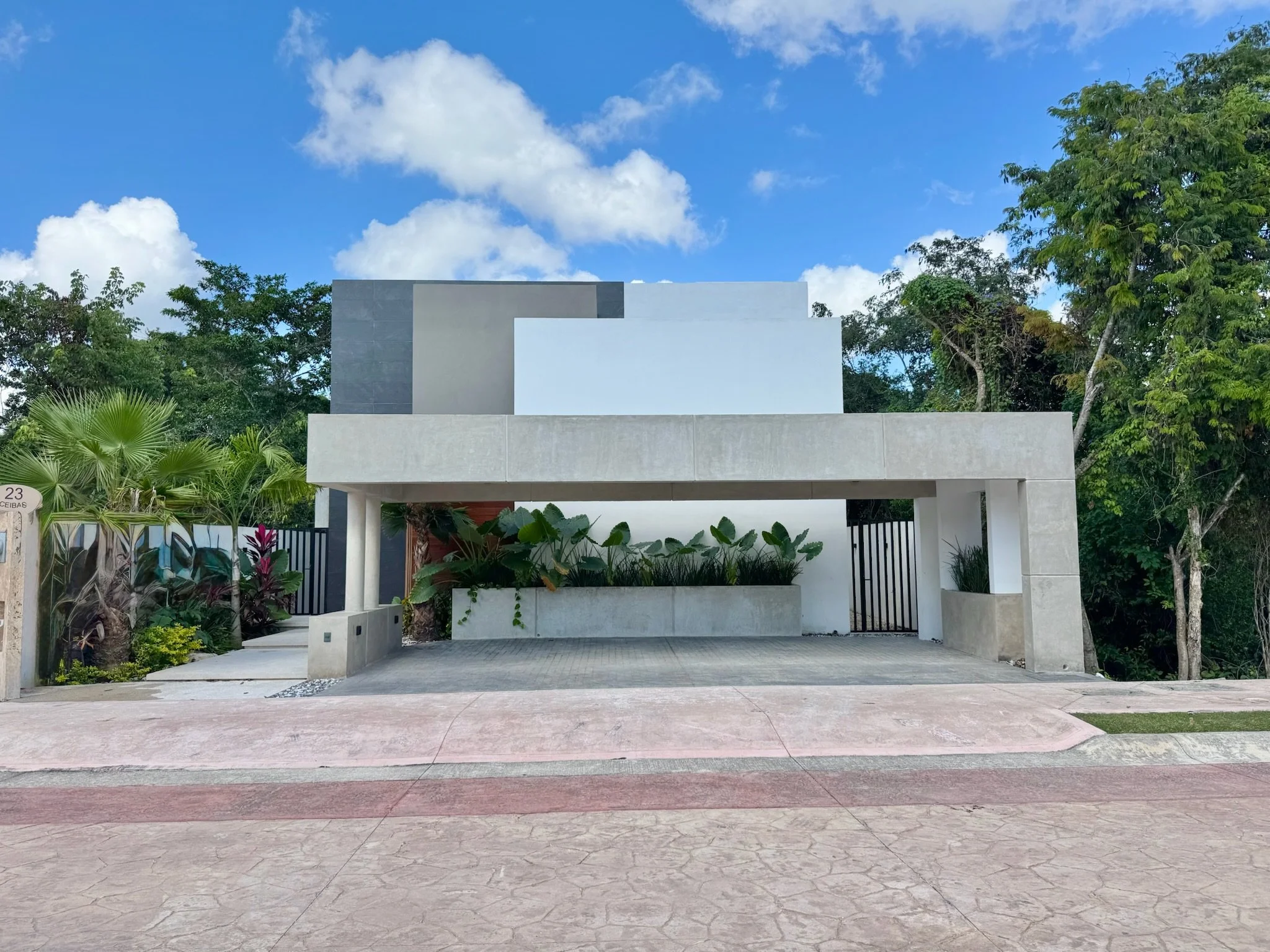 | CASA LAGOS DEL SOL | MXN $14.8 M | 4 REC | 4.5 BATH | 466 M2 |