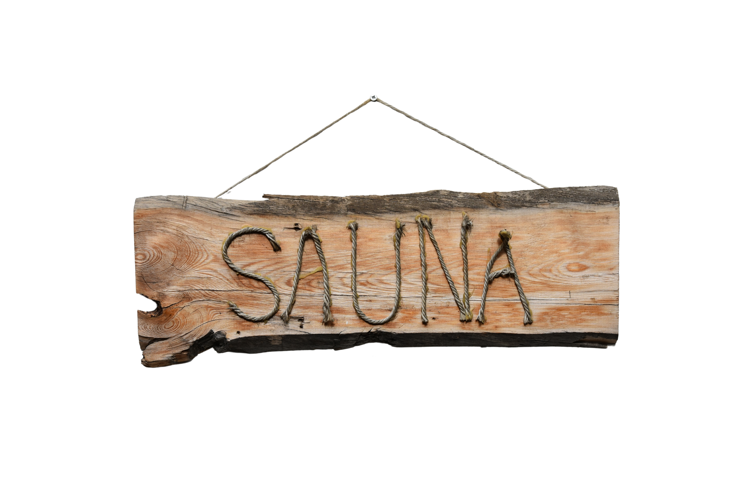 Puinen kyltti, jossa teksti 'SAUNA', kirjoitettuna vaijereilla.